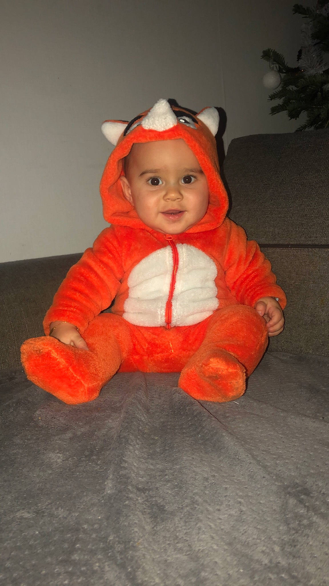Kayden a rejoint le concours — aidez-le/la à gagner de superbes lots ! baby, baby_toddler_clothing, carmine, cheek, child, comfort, costume, eye, face, flooring, fur, happy, head, headwear, human_body, orange, person, personal_protective_equipment, sleeve, smile