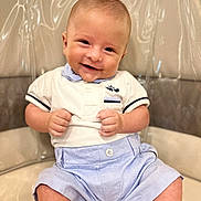 Ménélas a rejoint le concours — aidez-le/la à gagner de superbes lots ! baby, child, smiling, sitting, clothing, white_polo, shorts, face, happy, cute, indoor, chair, furniture, skin, portrait, young_child, hands, legs, head, baby_boy