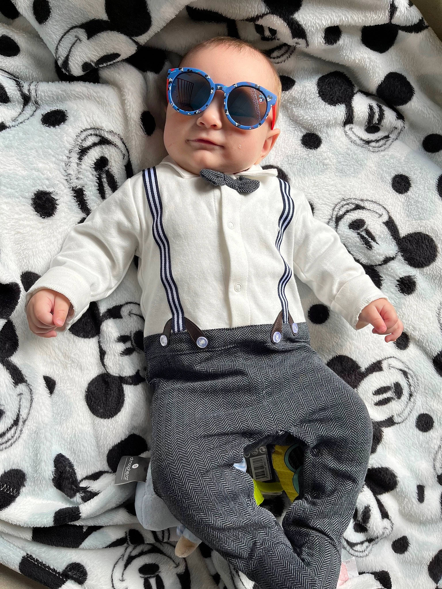Giani participe au concours pour gagner de l'argent avec cette photo : baby_toddler_clothing, black, collar, cool, eyewear, fashion, glasses, goggles, outerwear, pattern, person, photograph, sleeve, sportswear, street_fashion, style, sunglasses, t_shirt, textile, vision_care