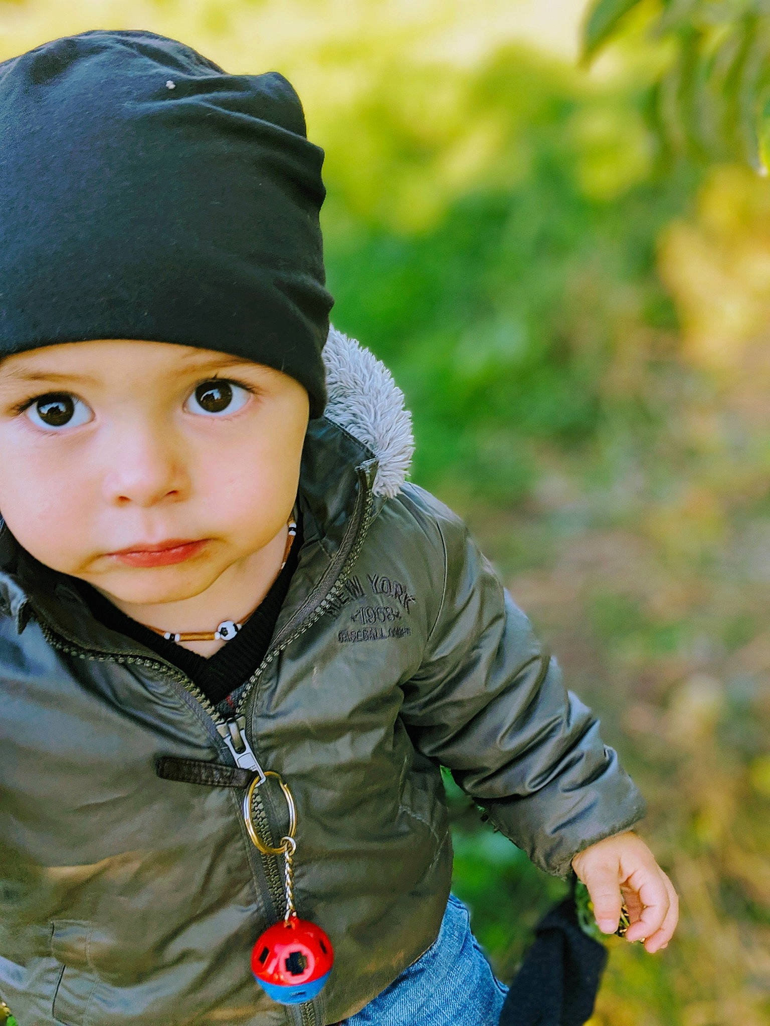 Félix a rejoint le concours — aidez-le/la à gagner de superbes lots ! baby, beanie, cap, cheek, child, cool, grass, headgear, headwear, jacket, knit_cap, leaf, male, outerwear, person, photography, plant, play, skin, smile