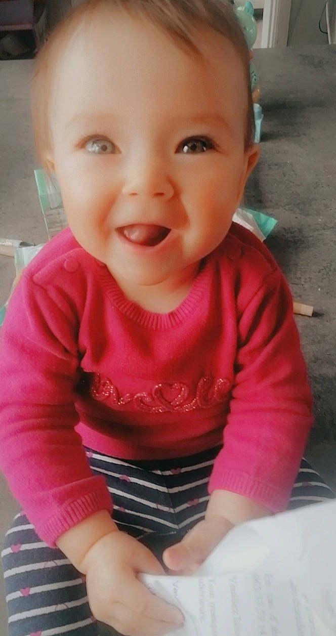 Naïla a rejoint le concours — aidez-le/la à gagner de superbes lots ! baby, baby_toddler_clothing, cheek, child, chin, clothing, facial_expression, happy, iris, lip, magenta, mouth, neck, nose, person, pink, skin, sleeve, smile, t_shirt