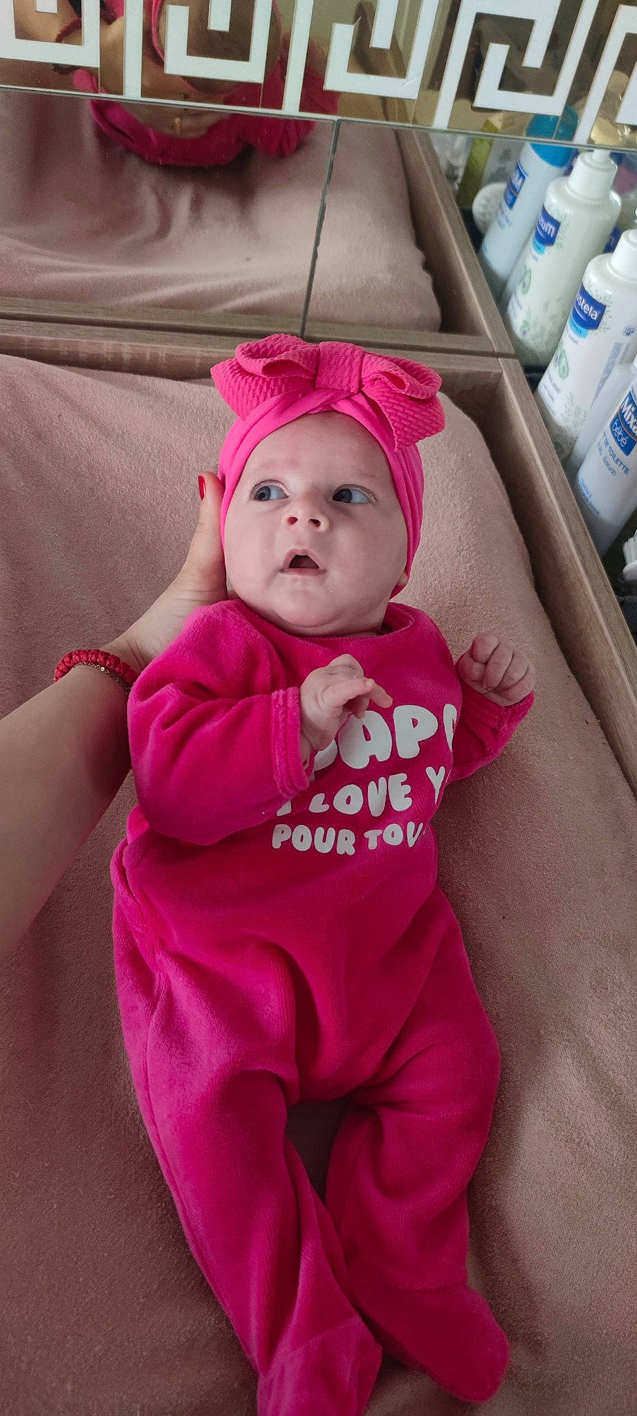 Gabriela participe au concours pour gagner de l'argent avec cette photo : baby, baby_products, baby_toddler_clothing, cap, child, comfort, eyelash, face, happy, headwear, linens, magenta, outerwear, person, pink, plastic_bottle, purple, sleeve, t_shirt, textile