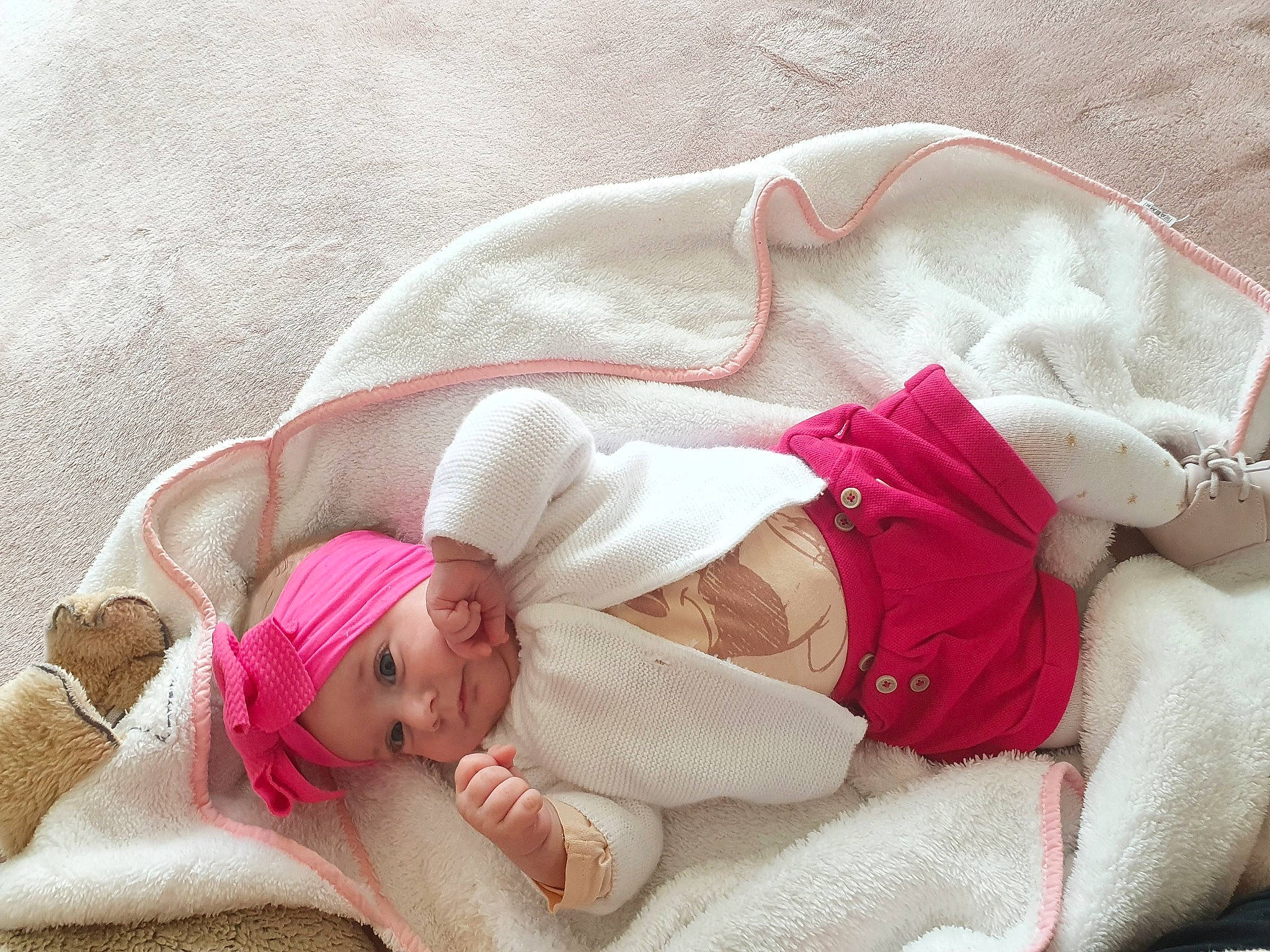 Gabriela participe au concours pour gagner de l'argent avec cette photo : baby, baby_products, baby_sleeping, baby_toddler_clothing, bed, bed_sheet, bedding, bedtime, child, comfort, fashion_accessory, foot, headgear, headwear, linens, pattern, person, pink, room, textile