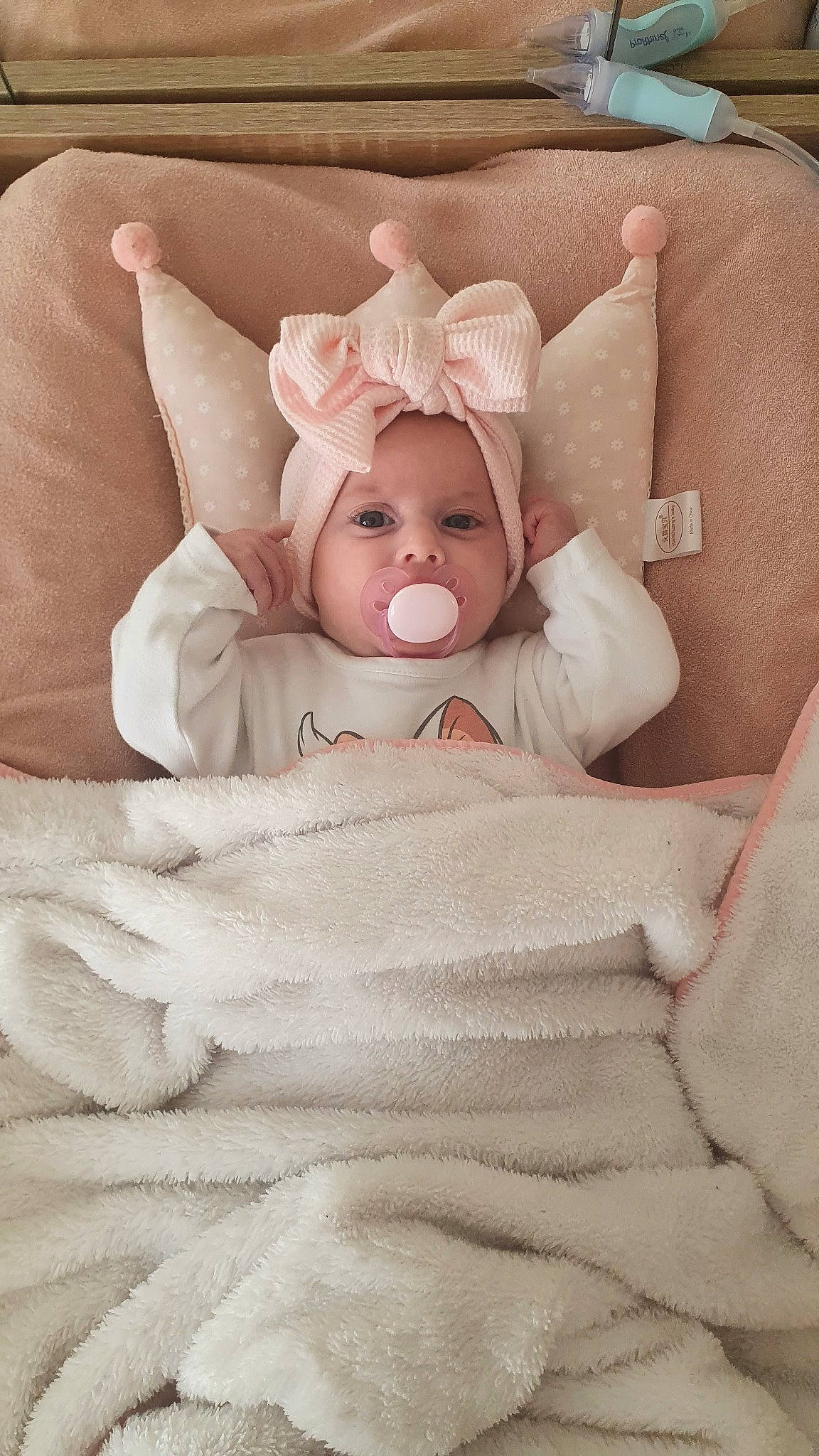 Gabriela participe au concours pour gagner de l'argent avec cette photo : baby, baby_sleeping, baby_toddler_clothing, bed, bed_sheet, bedding, beige, comfort, eye, flooring, fur, headpiece, headwear, linens, person, pink, skin, sleeve, textile, throw_pillow