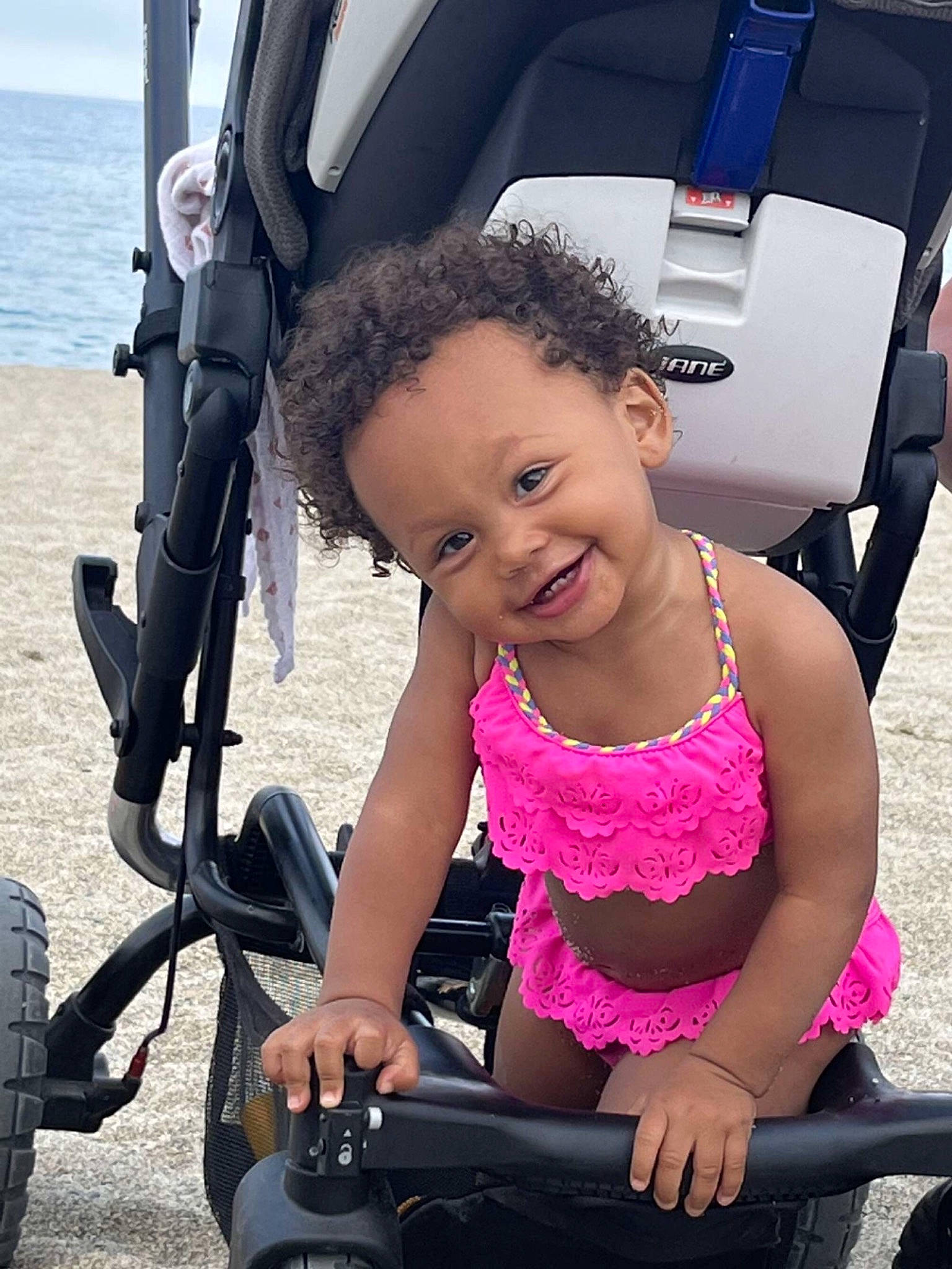 Madina participe au concours pour gagner de l'argent avec cette photo : auto_part, automotive_lighting, automotive_tire, beauty, black, fun, happy, joy, leisure, motor_vehicle, people, person, photograph, product, recreation, smile, snapshot, summer, tire, toddler