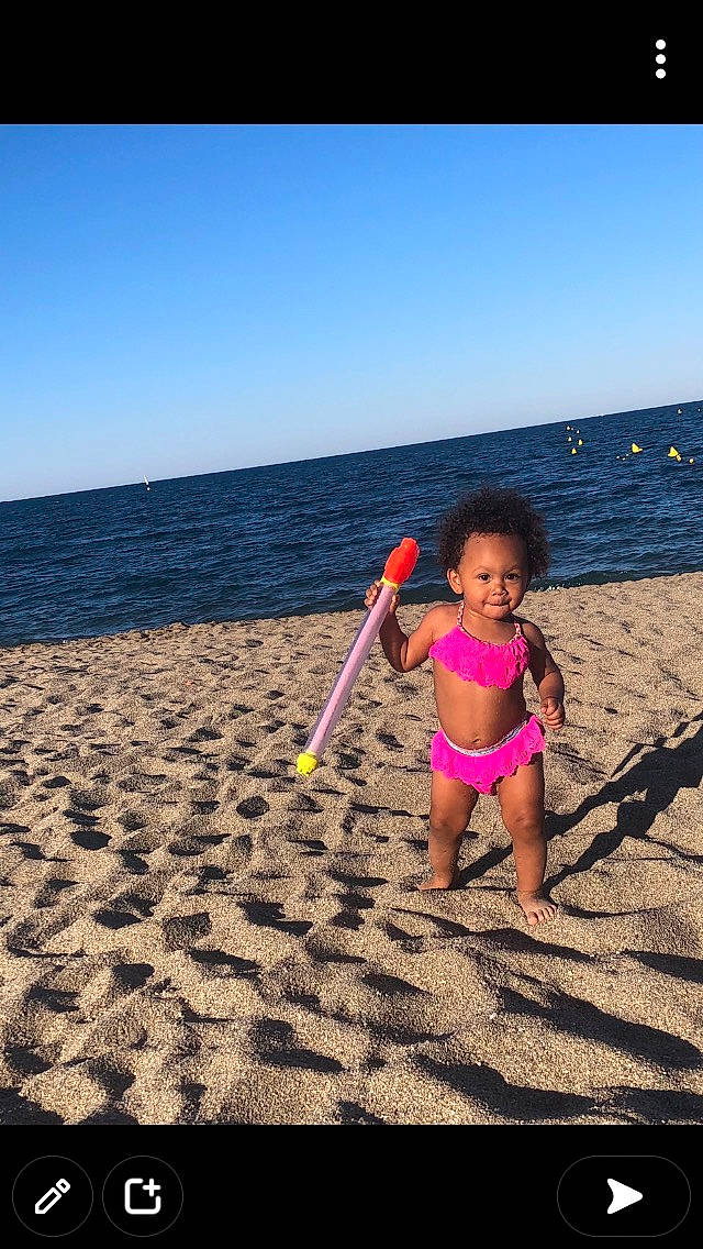 Madina participe au concours pour gagner de l'argent avec cette photo : azure, beach, fun, happy, hat, horizon, leg, leisure, one_piece_swimsuit, people_in_nature, people_on_beach, person, recreation, sand, shade, shore, sky, swimwear, toddler, travel
