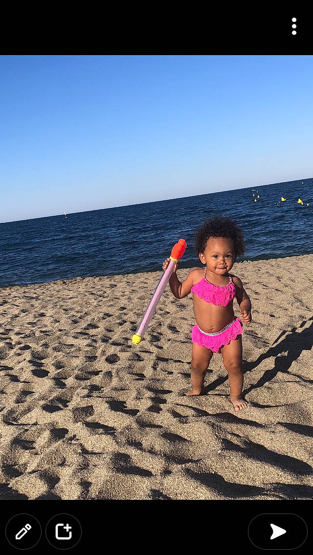 Madina participe au concours pour gagner de l'argent avec cette photo : azure, beach, fun, happy, hat, horizon, leg, leisure, one_piece_swimsuit, people_in_nature, people_on_beach, person, recreation, sand, shade, sky, swimwear, toddler, travel, underpants