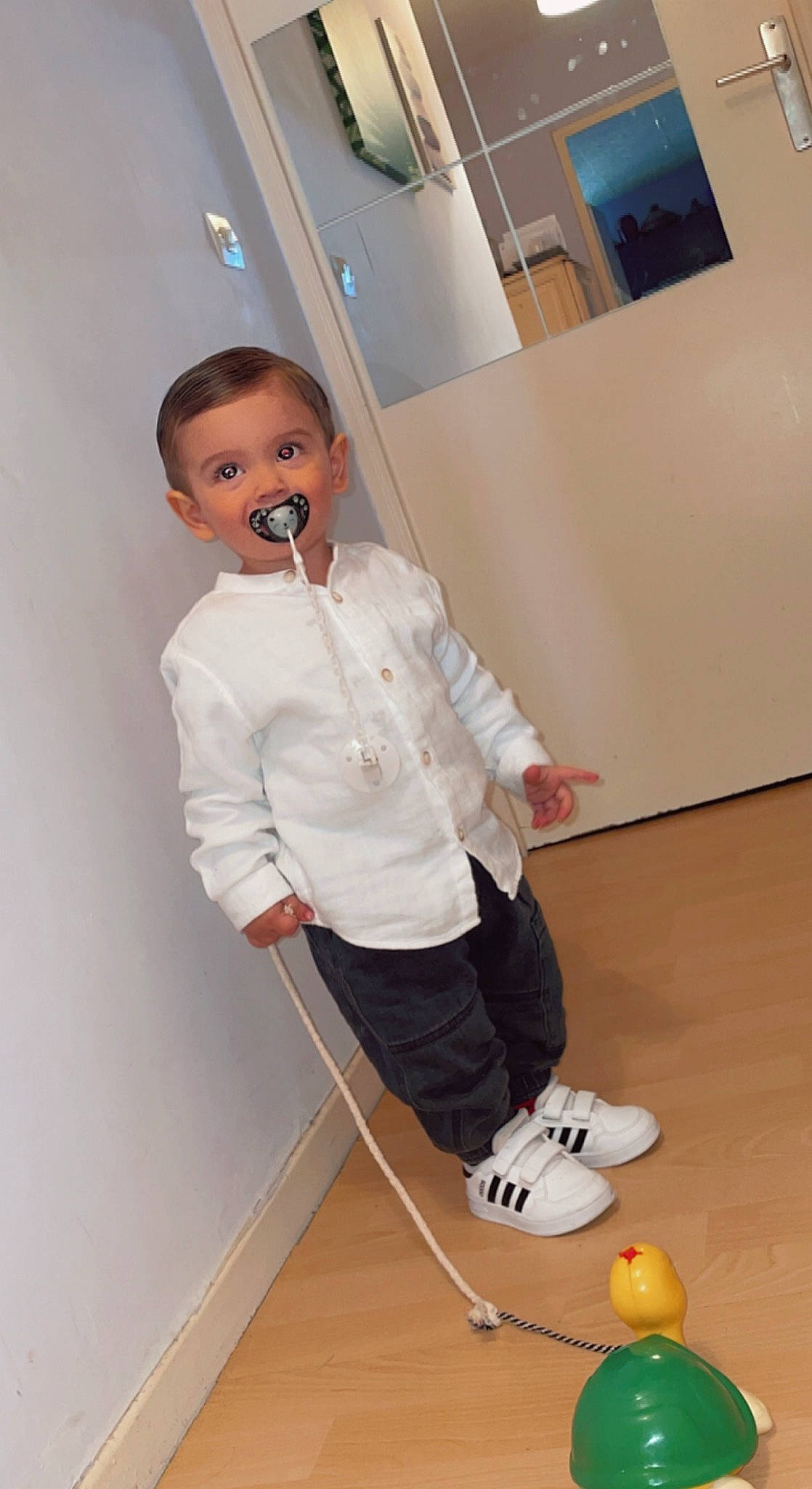 Joseph participe au concours pour gagner de l'argent avec cette photo : blazer, child, collar, denim, dress_shirt, eyewear, fashion_design, flooring, fun, hardwood, jeans, joint, knee, person, shoe, shoulder, sleeve, t_shirt, thigh, waist