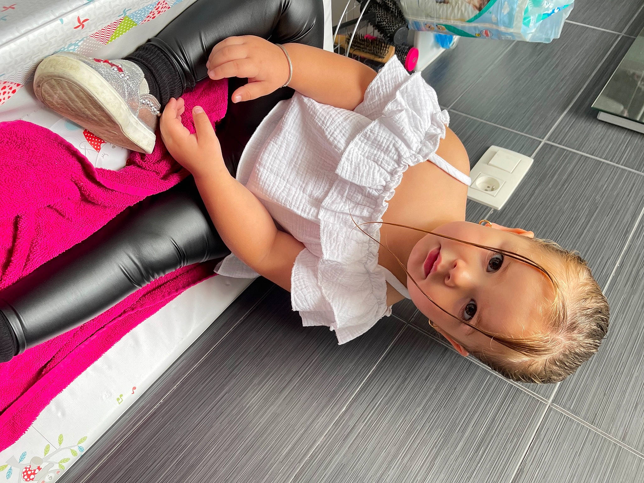 Noëlya participe au concours pour gagner de l'argent avec cette photo : abdomen, arm, black_hair, foot, human_leg, joint, knee, lap, leg, mouth, person, sandal, shoe, shorts, sitting, sneakers, sock, sportswear, street_fashion, thigh