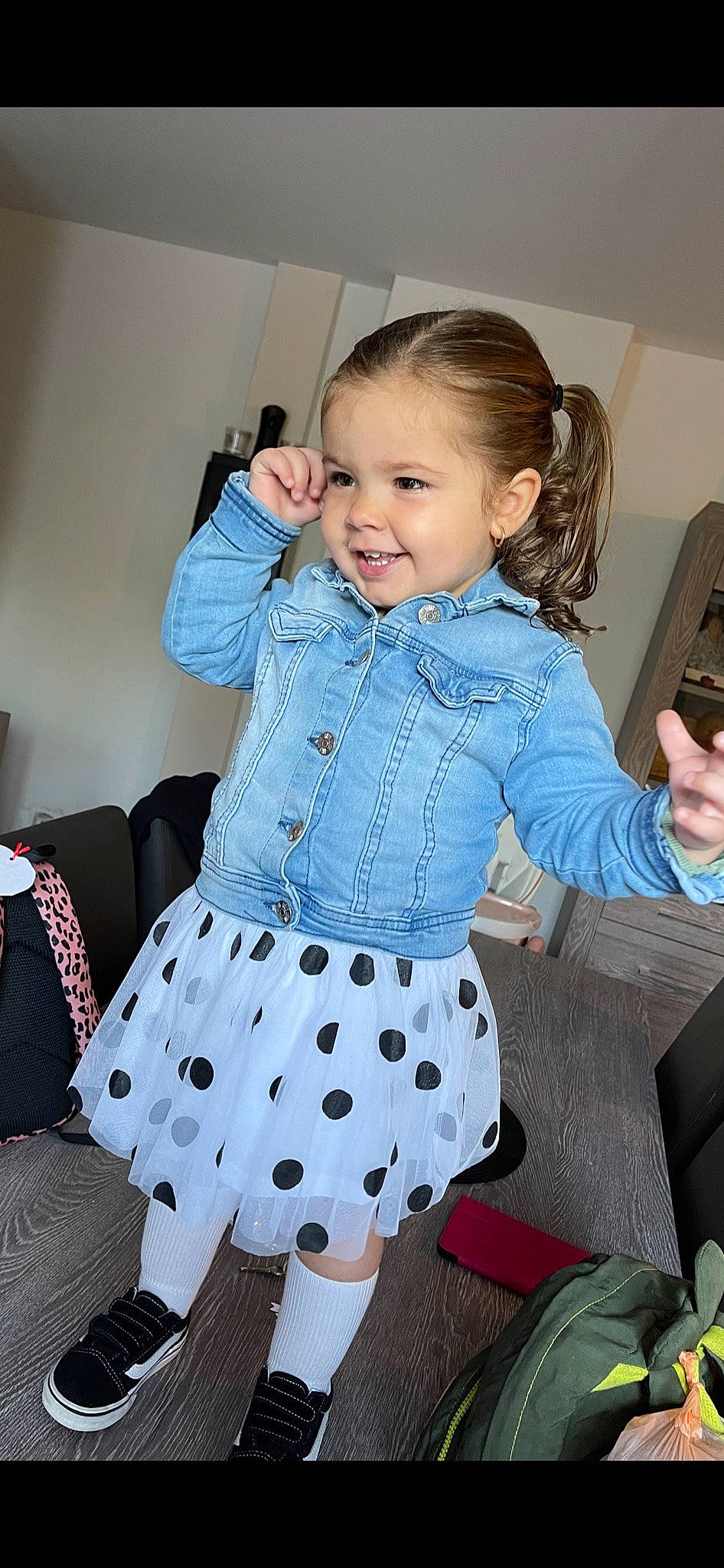 Noëlya a rejoint le concours — aidez-le/la à gagner de superbes lots ! arm, baby_toddler_clothing, collar, electric_blue, fashion, hairstyle, happy, joint, joy, knee, neck, pattern, person, plaid, shoulder, sleeve, smile, standing, textile, thigh