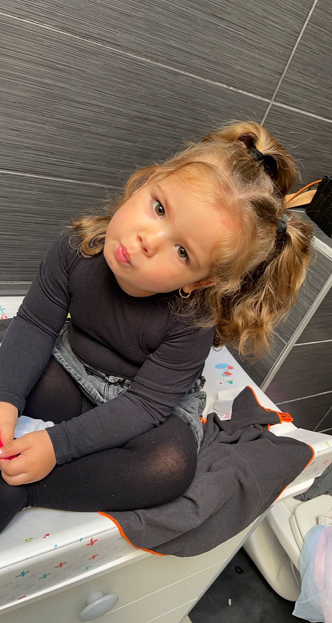 Noëlya participe au concours pour gagner de l'argent avec cette photo : auto_part, blond, brown_hair, child, companion_dog, fun, fur, grass, happy, human_leg, knee, lap, leisure, long_hair, person, recreation, sitting, skin, t_shirt, thigh