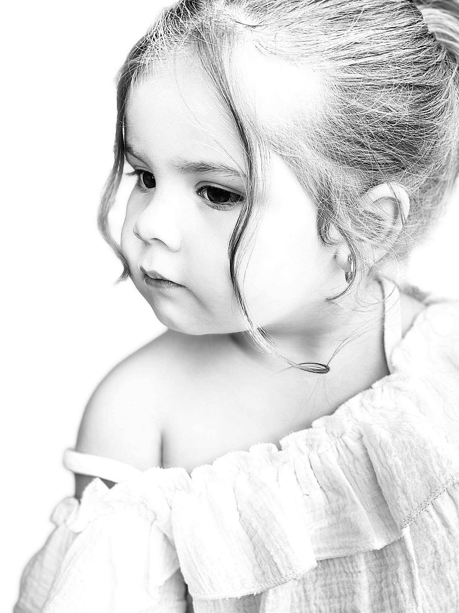 Noëlya a rejoint le concours — aidez-le/la à gagner de superbes lots ! cheek, ear, eye, eyebrow, eyelash, face, flash_photography, hair, hairstyle, happy, head, jaw, lip, neck, nose, organ, person, photograph, shoulder, skin