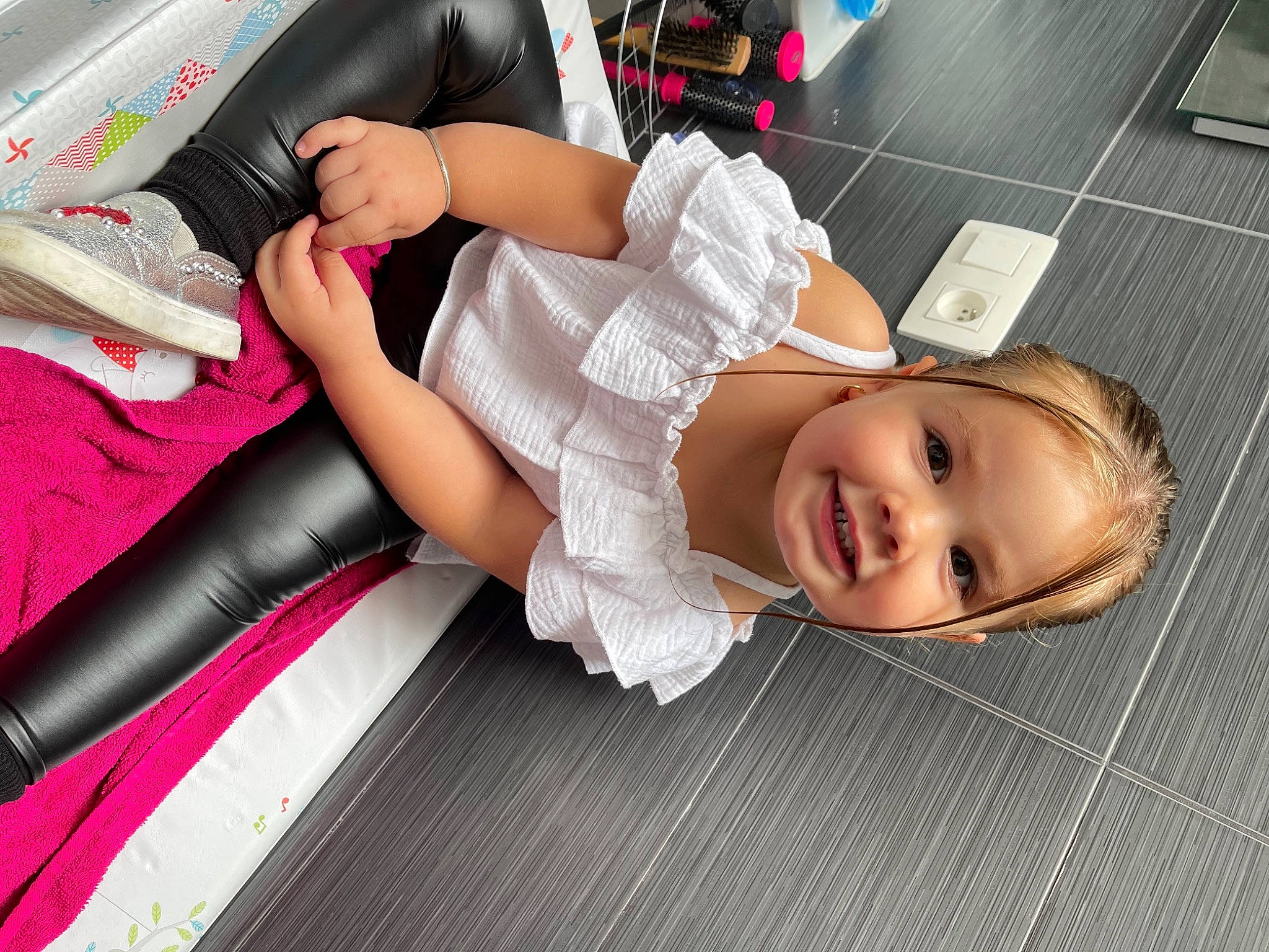 Noëlya participe au concours pour gagner de l'argent avec cette photo : arm, bag, blond, flooring, human_leg, joint, joy, knee, lap, leg, long_hair, luggage_and_bags, person, shoe, shorts, sitting, smile, sneakers, sock, street_fashion