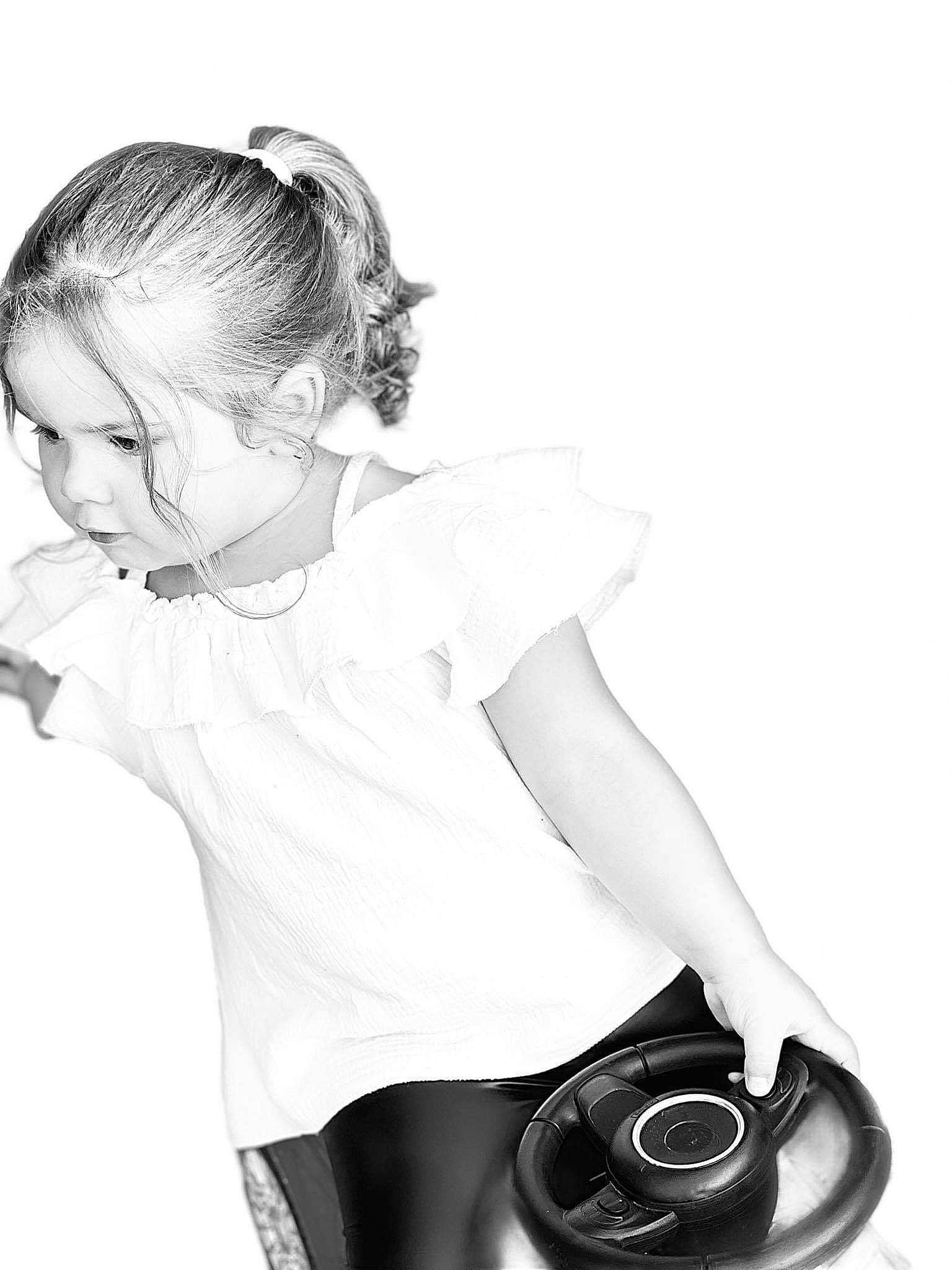 Noëlya a rejoint le concours — aidez-le/la à gagner de superbes lots ! arm, camera, camera_lens, elbow, finger, flash_photography, gesture, hairstyle, hand, happy, human_body, knee, leg, neck, person, product, shorts, shoulder, sleeve, style