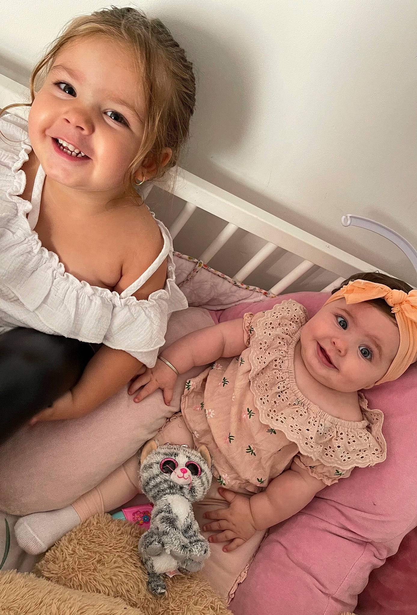 Noëlya participe au concours pour gagner de l'argent avec cette photo : baby_toddler_clothing, dress, face, facial_expression, fawn, finger, flash_photography, gesture, happy, head, headwear, human_body, iris, joy, leg, person, pink, skin, smile, textile