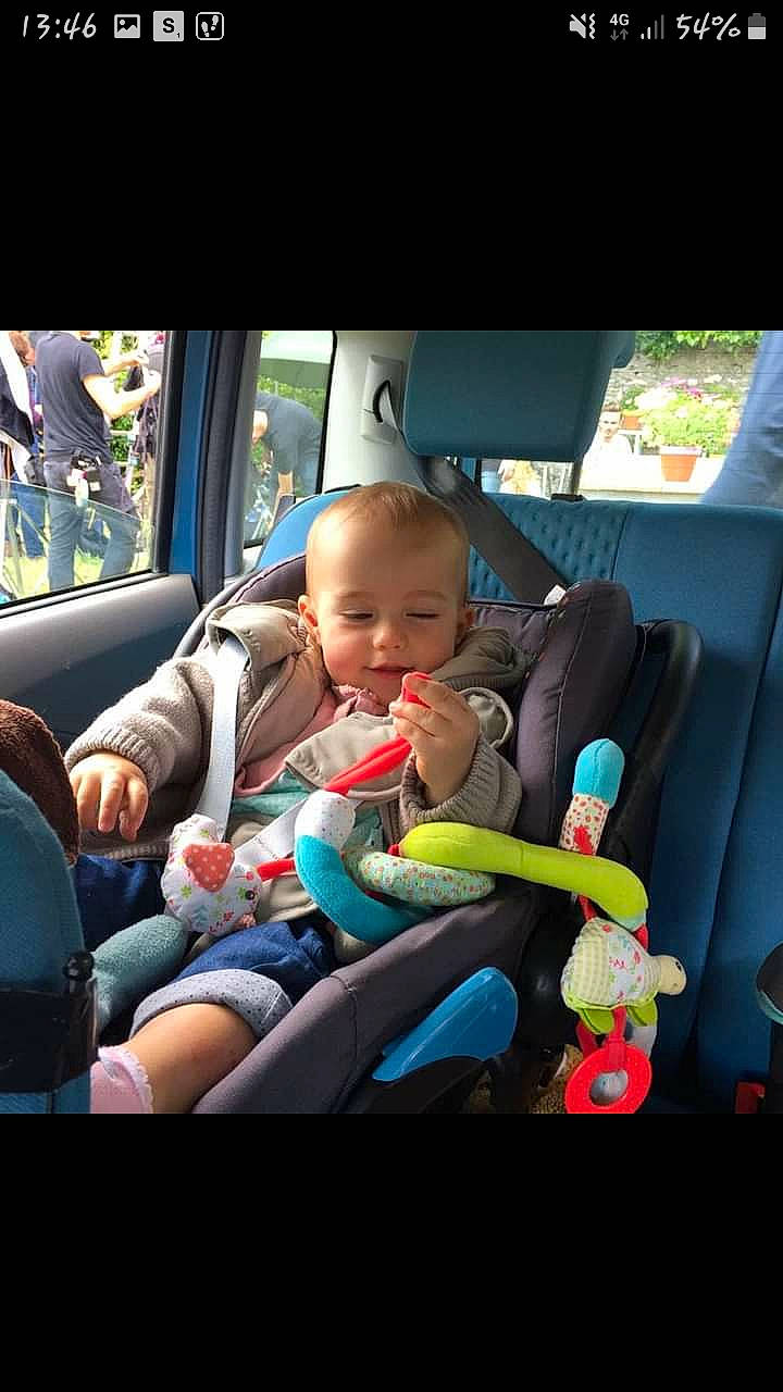 Emma participe au concours pour gagner de l'argent avec cette photo : auto_part, baby, baby_in_car_seat, baby_products, car, car_seat, child, family_car, person, play, product, sitting, toddler, vehicle