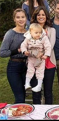 Emma participe au concours pour gagner de l'argent avec cette photo : child, child_model, jacket, jeans, joy, outerwear, people, person, product, toddler