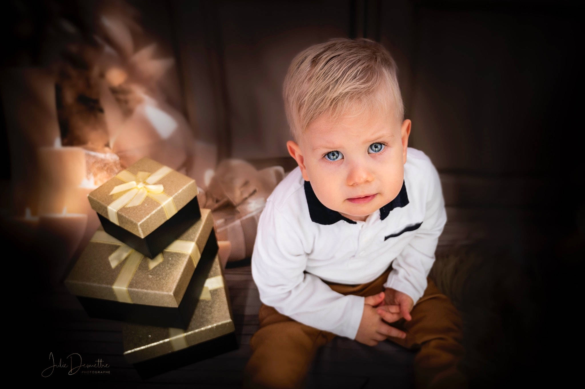 Gabryel participe au concours pour gagner de l'argent avec cette photo : baby, baby_toddler_clothing, box, chair, cheek, child, darkness, event, flash_photography, formal_wear, fun, happy, iris, person, portrait_photography, room, sitting, smile, table, toddler
