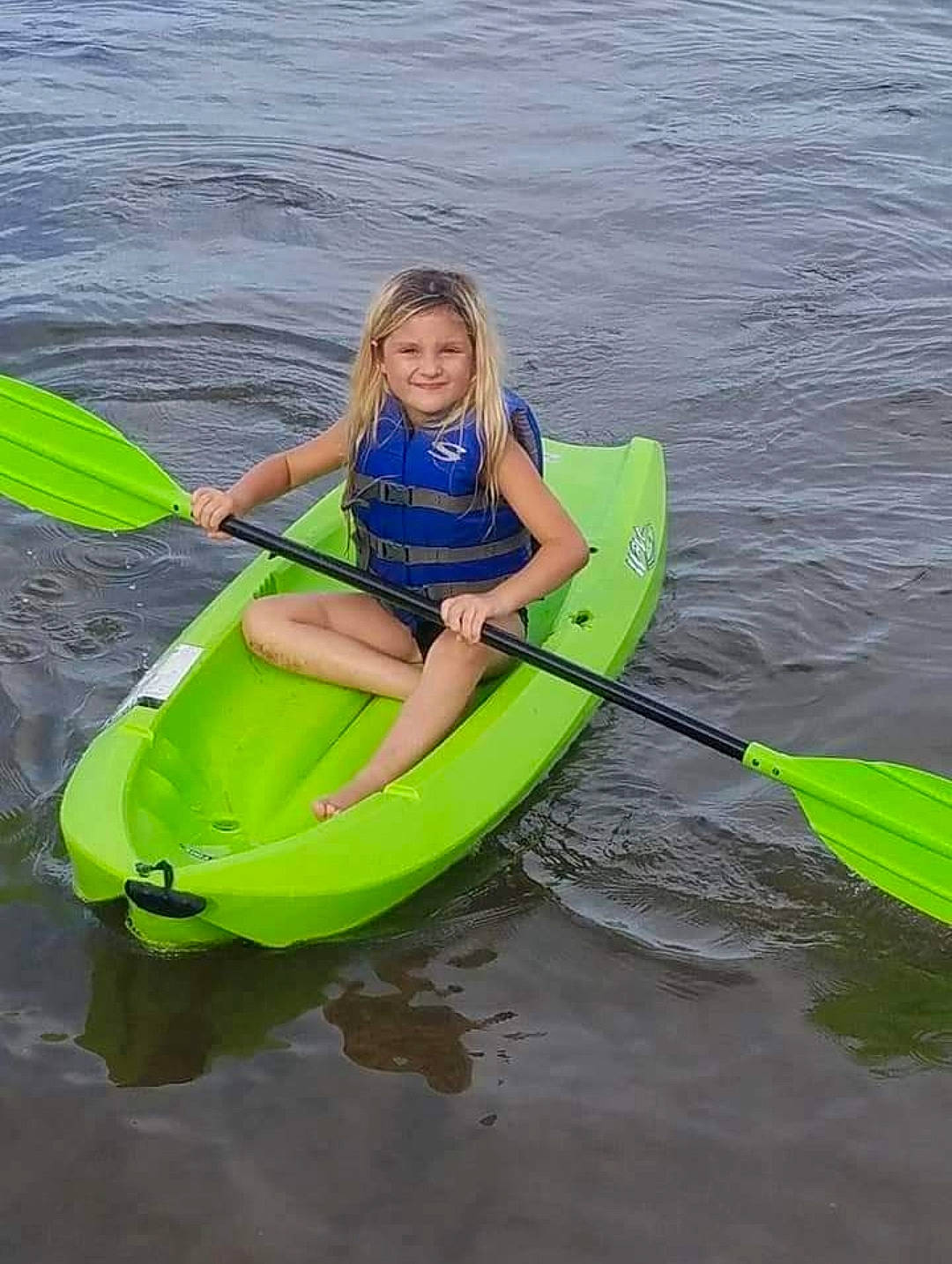 Tandalah is registered to the contest to win money with this photo: boat, boats_and_boating_equipment_and_supplies, fun, happy, joy, kayak, kayaking, lake, leisure, outdoor_recreation, paddle, person, recreation, smile, sports, sports_equipment, vehicle, water, water_sport, water_transportation