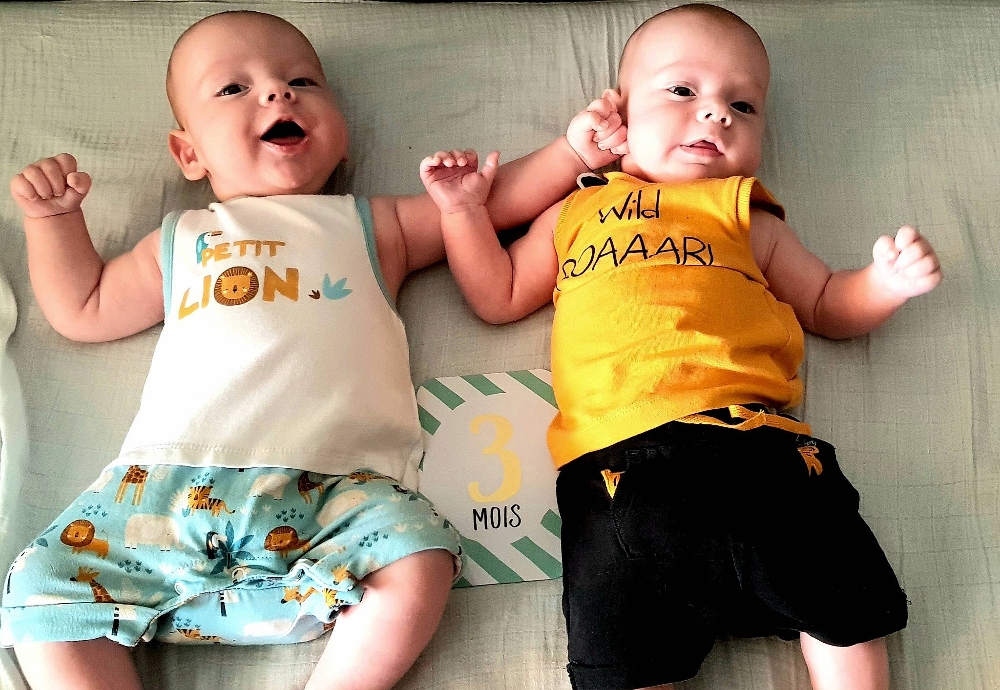 Loann Et Aaron a rejoint le concours — aidez-le/la à gagner de superbes lots ! arm, baby_toddler_clothing, clothing, eye, face, facial_expression, hand, head, human, joint, mouth, muscle, neck, organ, person, photograph, shorts, shoulder, skin, stomach