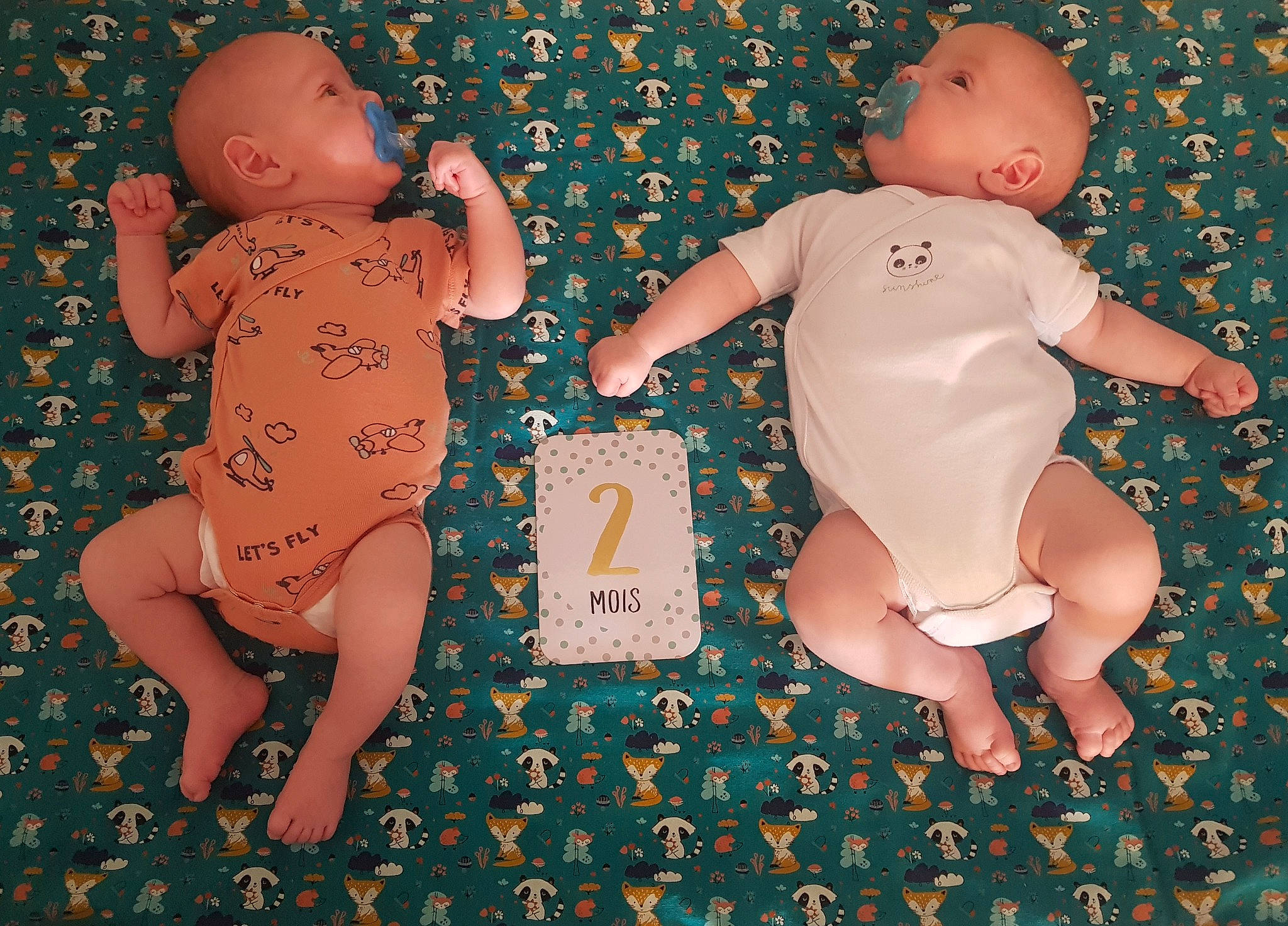 Loann Et Aaron a rejoint le concours — aidez-le/la à gagner de superbes lots ! arm, baby_toddler_clothing, barefoot, child, facial_expression, finger, fun, gesture, hand, happy, human_body, interaction, muscle, nail, pattern, people_in_nature, person, standing, textile, thigh