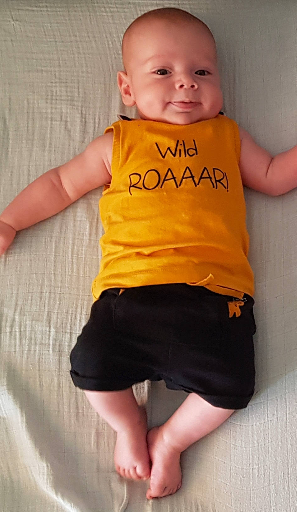 Aaron participe au concours pour gagner de l'argent avec cette photo : arm, baby_toddler_clothing, cheek, chin, eye, face, facial_expression, hair, head, human_body, joint, leg, muscle, neck, orange, person, shoulder, skin, smile, stomach