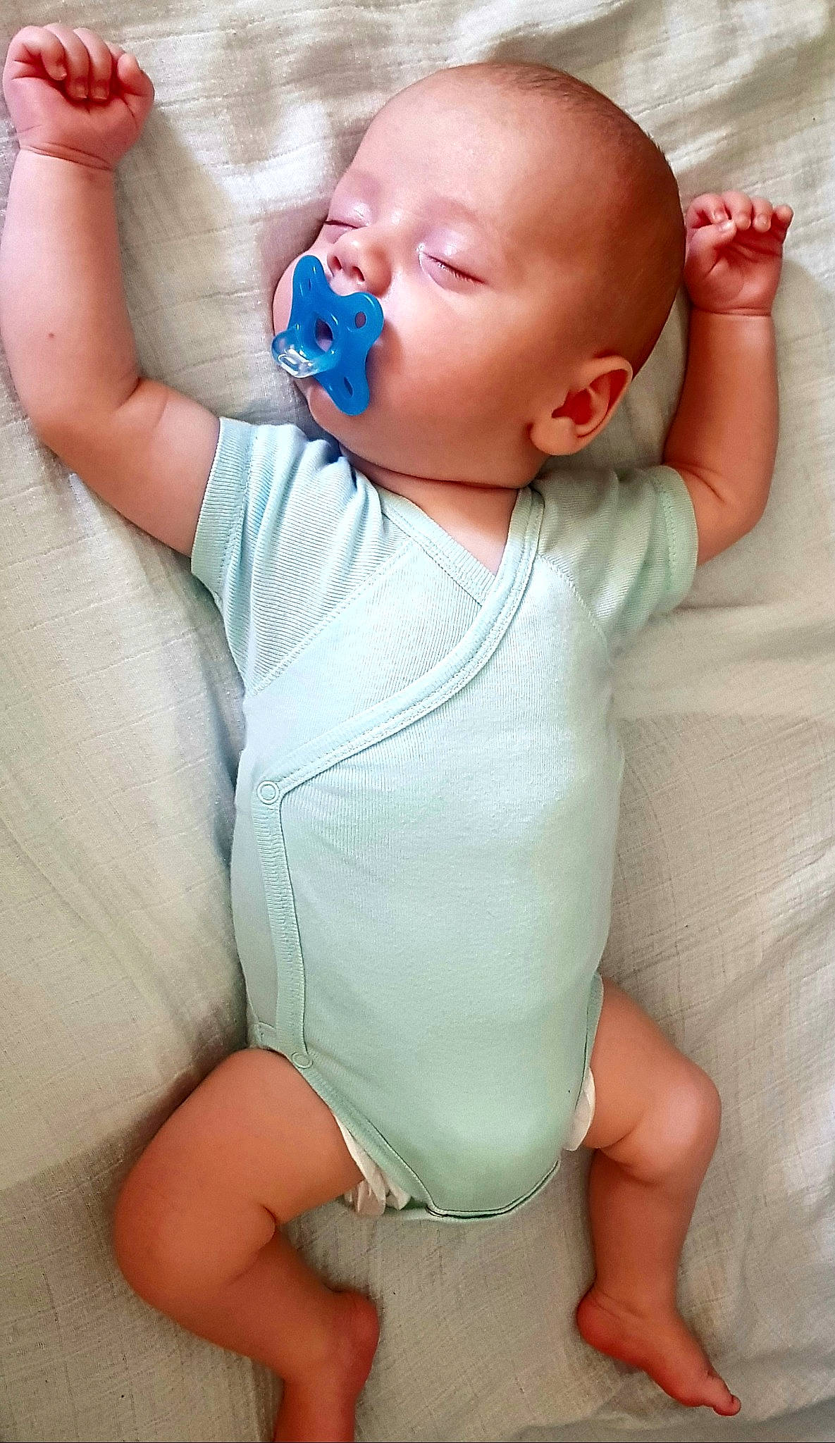 Aaron a rejoint le concours — aidez-le/la à gagner de superbes lots ! baby_toddler_clothing, cheek, chin, comfort, ear, eye, hair, hand, head, human_body, joint, leg, lip, mouth, neck, nose, person, skin, sleeve, stomach