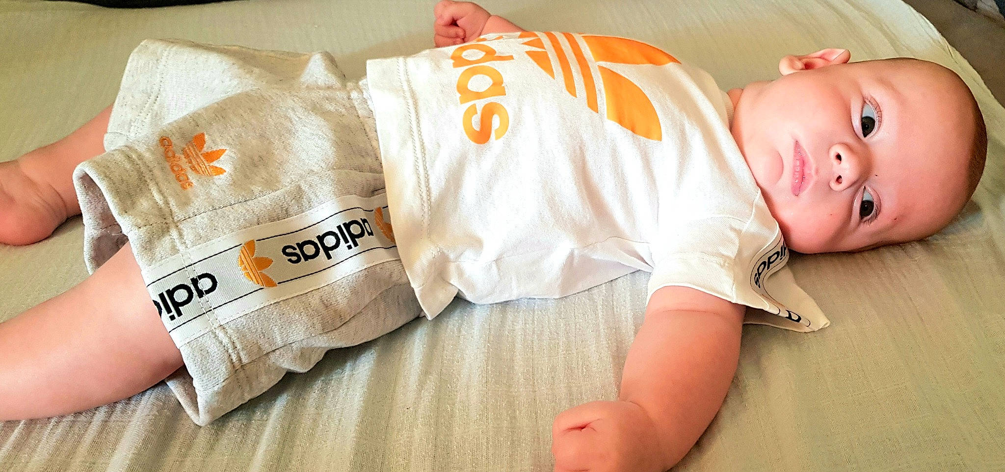 Loann a rejoint le concours — aidez-le/la à gagner de superbes lots ! baby, baby_toddler_clothing, barefoot, comfort, elbow, finger, flooring, font, foot, hand, human_leg, knee, leg, linens, person, sleeve, t_shirt, thigh, thumb, toddler