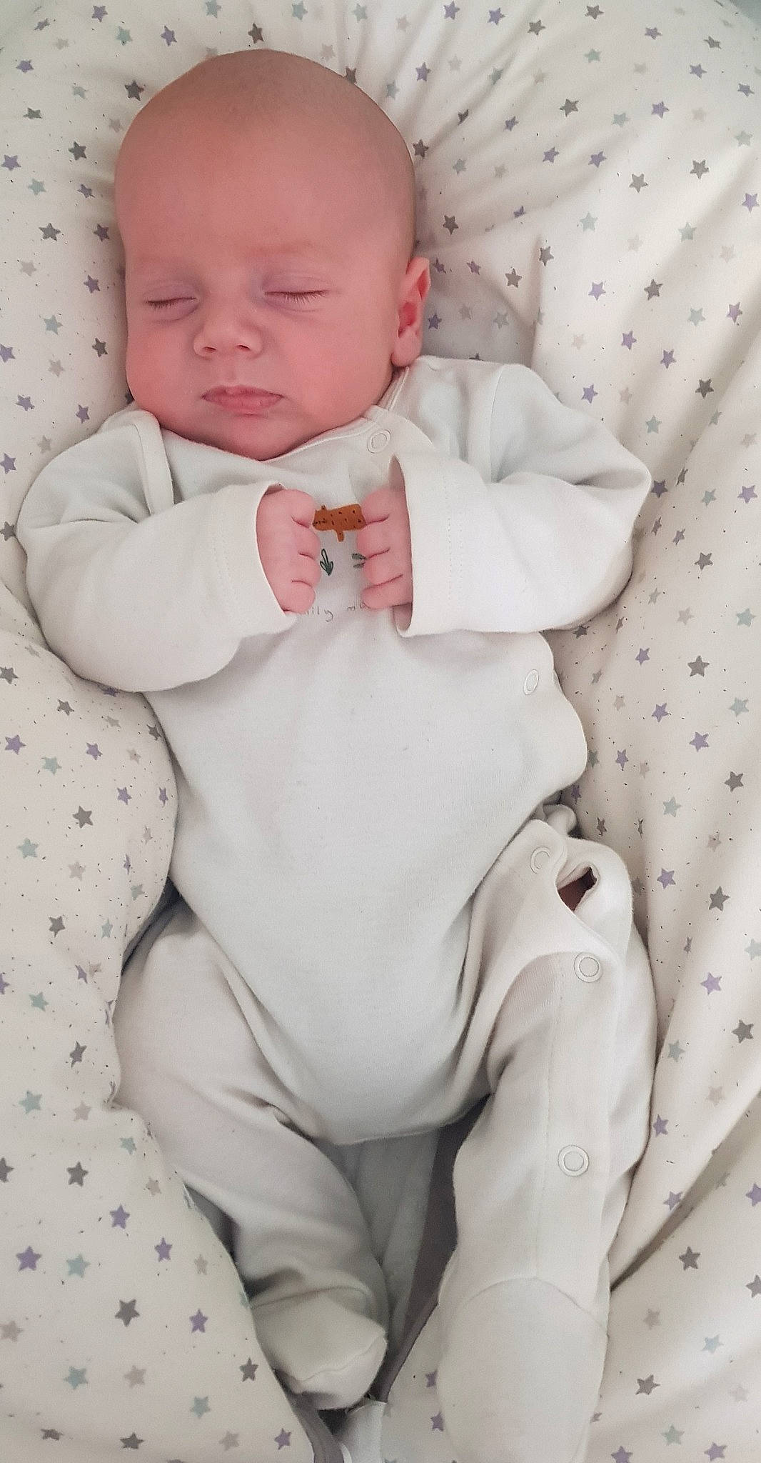 Loann a rejoint le concours — aidez-le/la à gagner de superbes lots ! baby, baby_toddler_clothing, bedding, child, collar, comfort, face, grey, linens, pattern, person, sitting, sleeve, textile, toddler, white