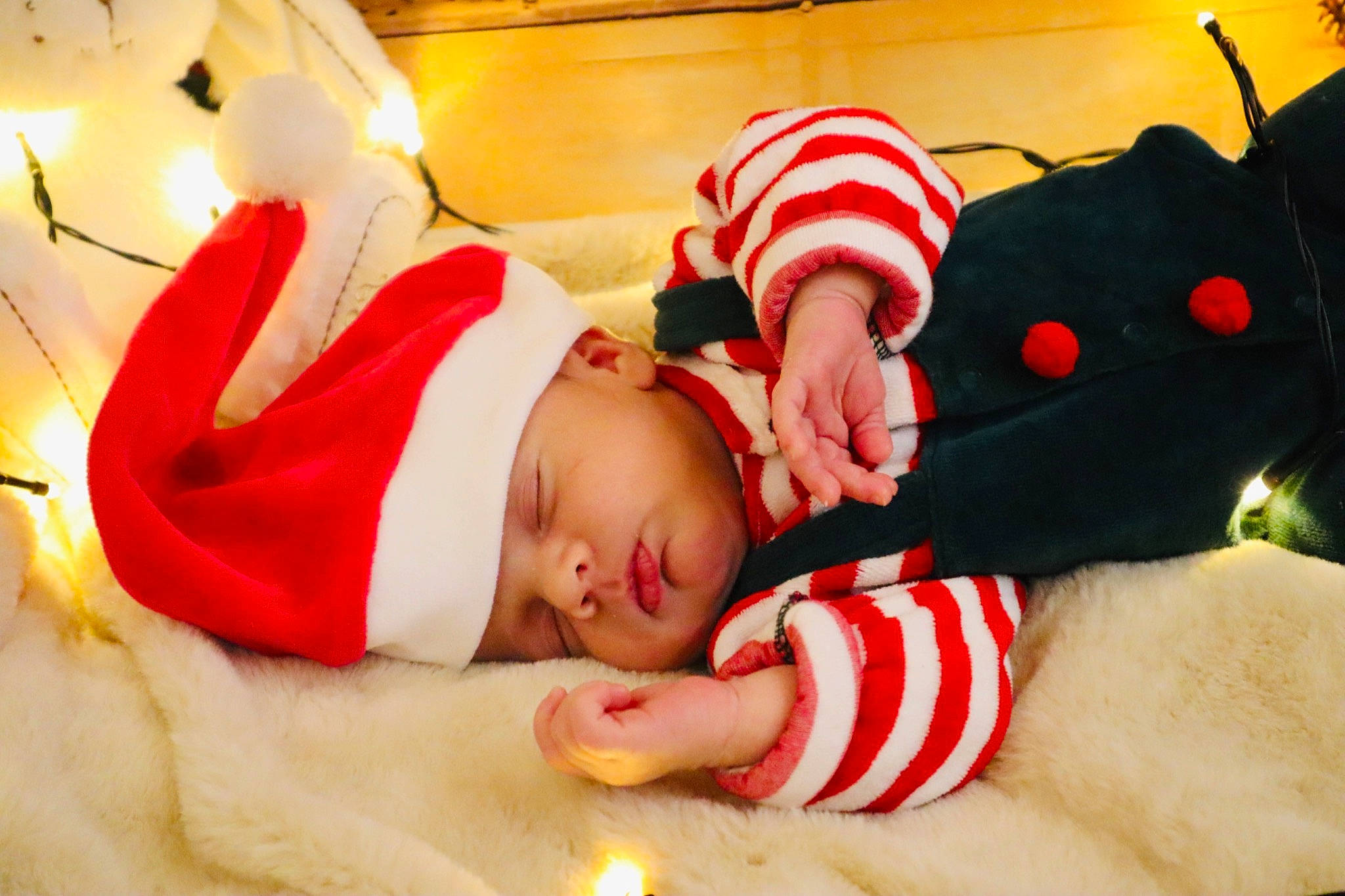 Denver a rejoint le concours — aidez-le/la à gagner de superbes lots ! baby, baby_toddler_clothing, carmine, child, christmas, christmas_eve, comfort, event, finger, fun, happy, hat, headwear, holiday, linens, orange, people, person, red, room