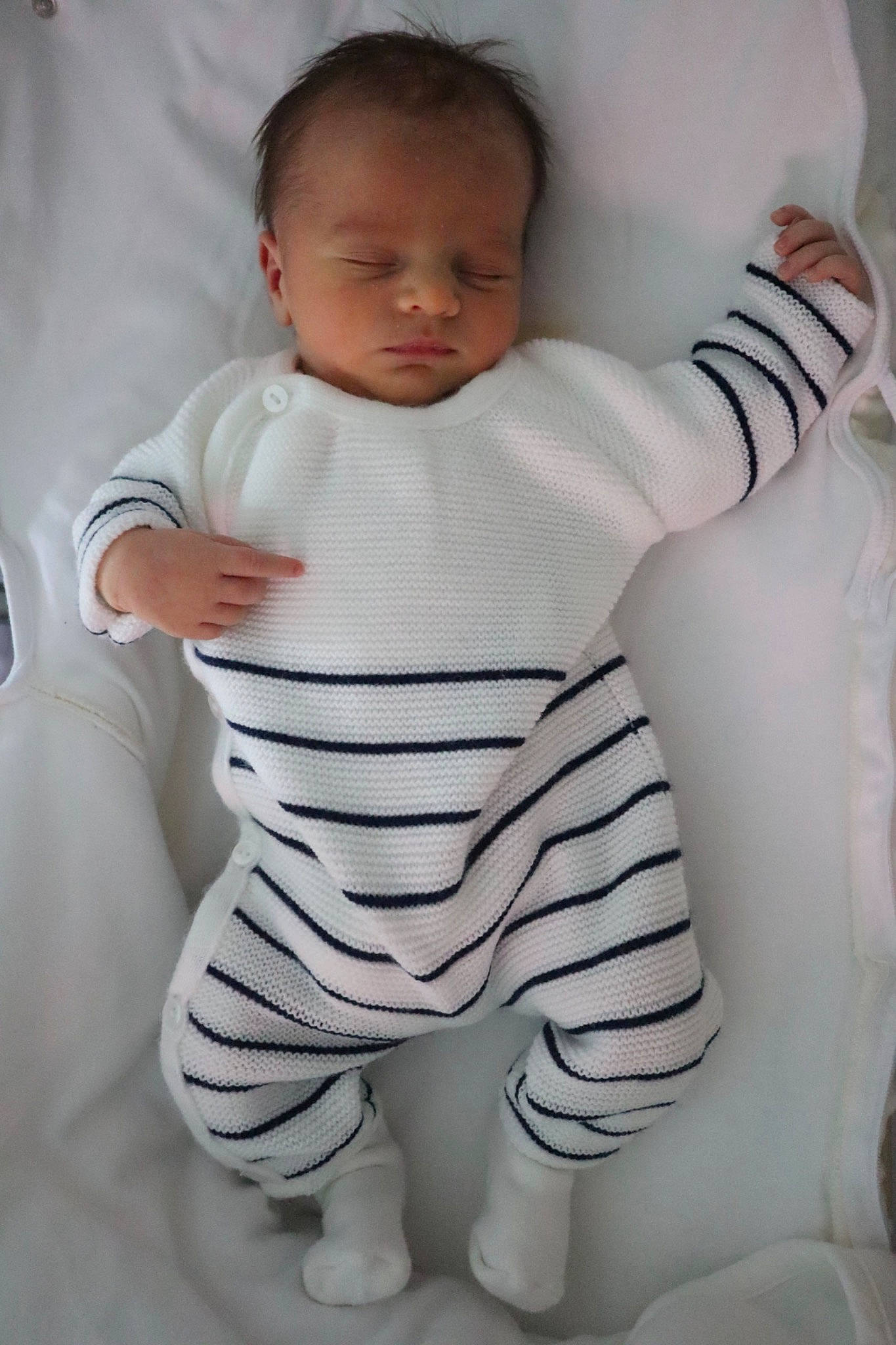 Denver a rejoint le concours — aidez-le/la à gagner de superbes lots ! arm, baby, baby_toddler_clothing, cheek, comfort, eye, facial_expression, gesture, hand, head, human_body, joint, neck, nose, outerwear, person, shoulder, skin, sleeve, standing