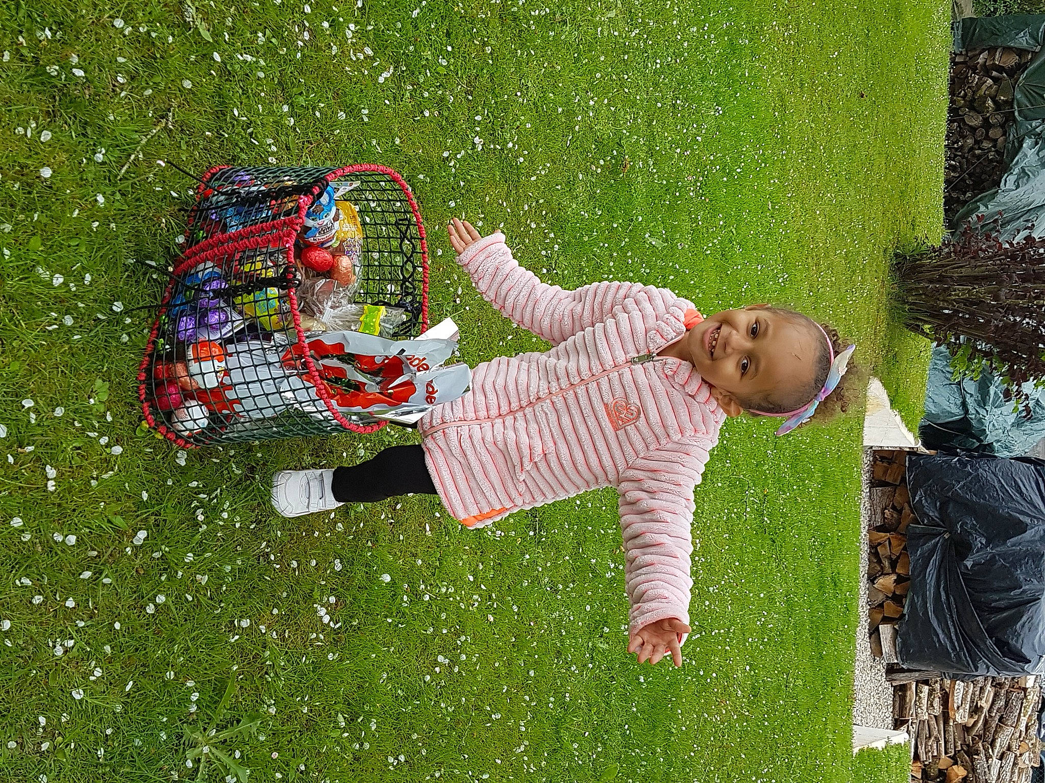 Maya participe au concours pour gagner de l'argent avec cette photo : artificial_turf, backyard, child, flooring, fun, garden, grass, grassland, happy, joy, lawn, leisure, pattern, people_in_nature, person, plant, play, recreation, shrub, sitting