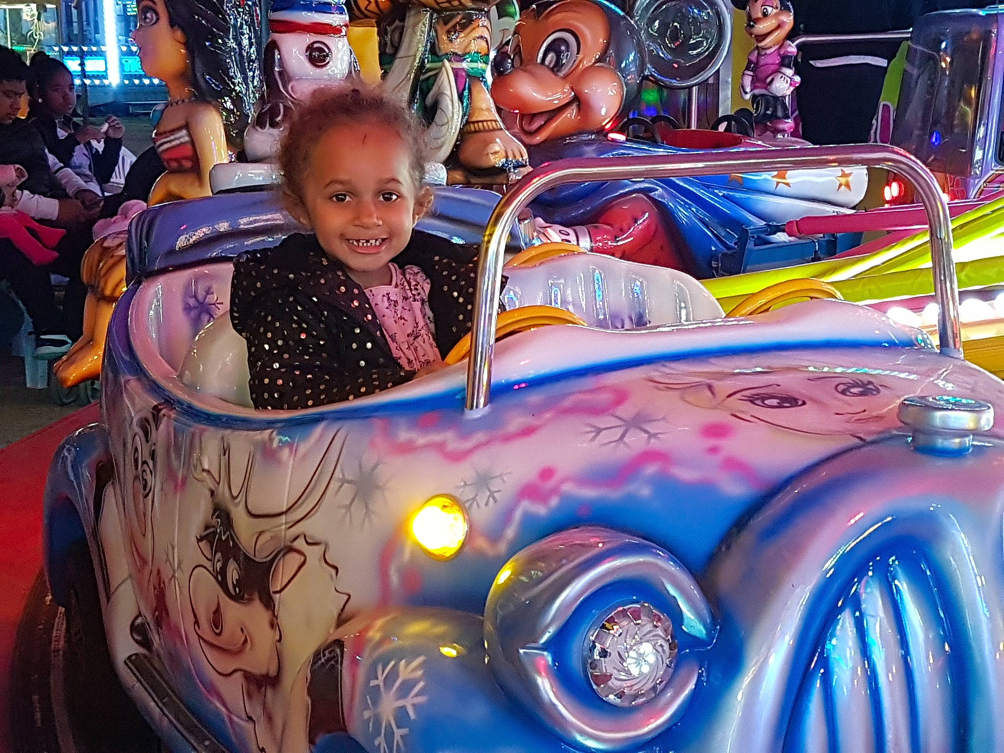 Maya a rejoint le concours — aidez-le/la à gagner de superbes lots ! automotive_design, automotive_exterior, automotive_lighting, automotive_tire, blue, bumper, car, eye, fun, head, headlamp, hood, joy, motor_vehicle, person, smile, t_shirt, tire, toddler, toy