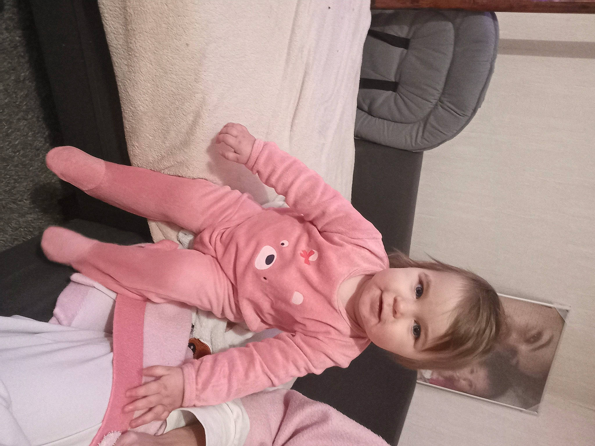 Julia a rejoint le concours — aidez-le/la à gagner de superbes lots ! baby_toddler_clothing, beauty, carmine, chair, child, comfort, couch, finger, gesture, happy, human_leg, joint, knee, leg, linens, person, sitting, sleeve, thigh, thumb