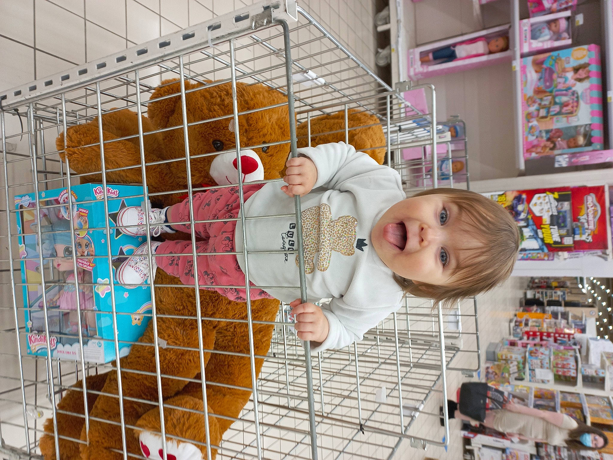 Julia a rejoint le concours — aidez-le/la à gagner de superbes lots ! animal_shelter, art, baby, baby_products, baby_toys, bird_supply, blurred, building, cage, child, house, mesh, person, pet_supply, product, retail, room, shelf, shelving, smile