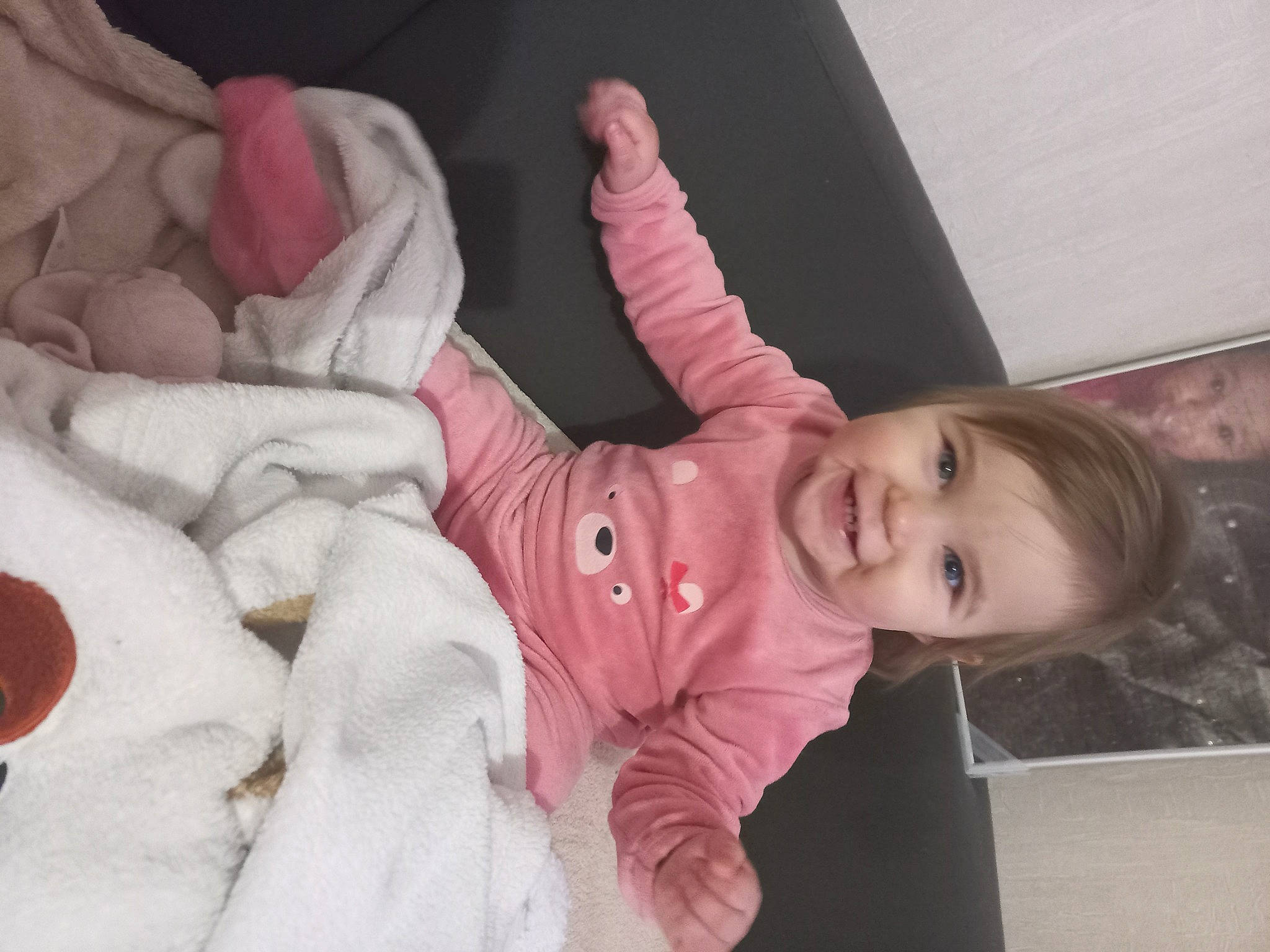 Julia participe au concours pour gagner de l'argent avec cette photo : baby, baby_toddler_clothing, cheek, child, comfort, ear, eye, gesture, happy, human_body, joy, leg, lip, mouth, nail, nose, person, skin, sleeve, smile