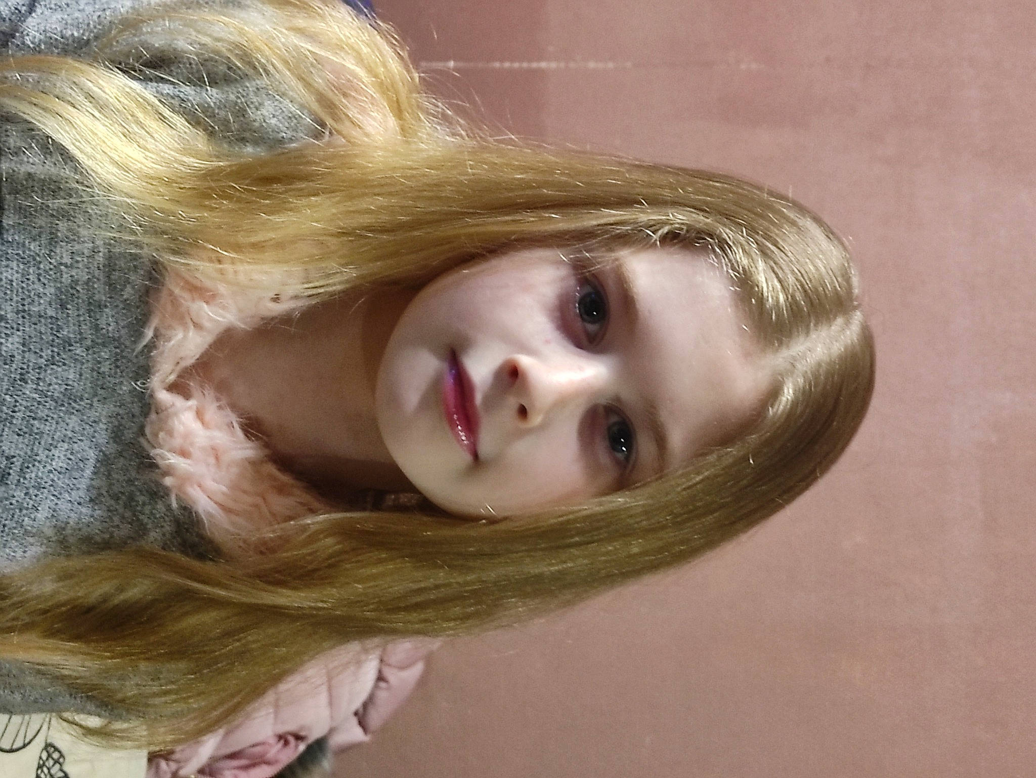 Maïlly a rejoint le concours — aidez-le/la à gagner de superbes lots ! bangs, blond, cheek, doll, eyebrow, eyelash, fawn, forehead, hairstyle, iris, jaw, layered_hair, lip, mouth, nose, person, selfie, snout, textile, toy