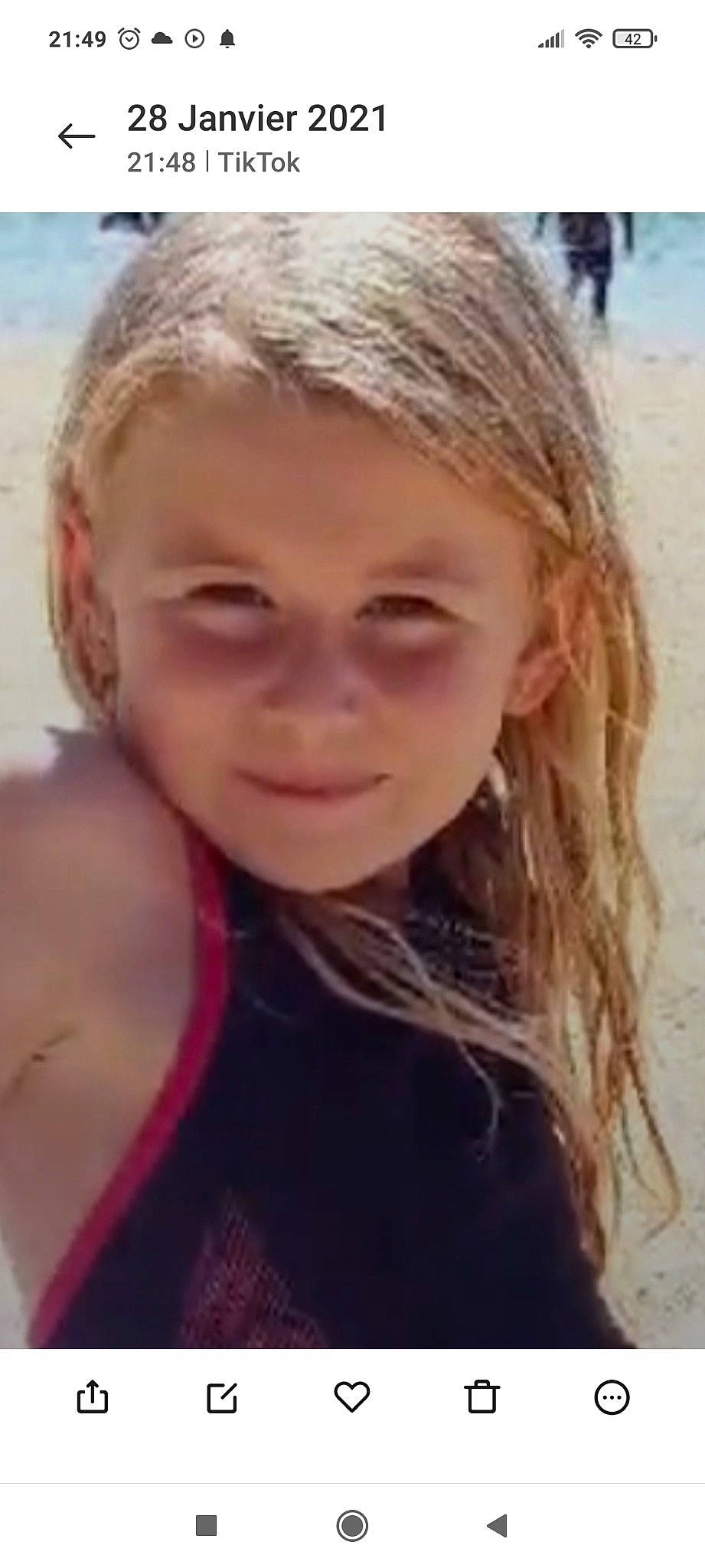 Maïlly a rejoint le concours — aidez-le/la à gagner de superbes lots ! beach, blond, brown_hair, chest, child, eyelash, fun, hair, hair_coloring, happy, joy, leisure, nose, person, portrait_photography, smile, surfer_hair, swimwear, toddler, travel