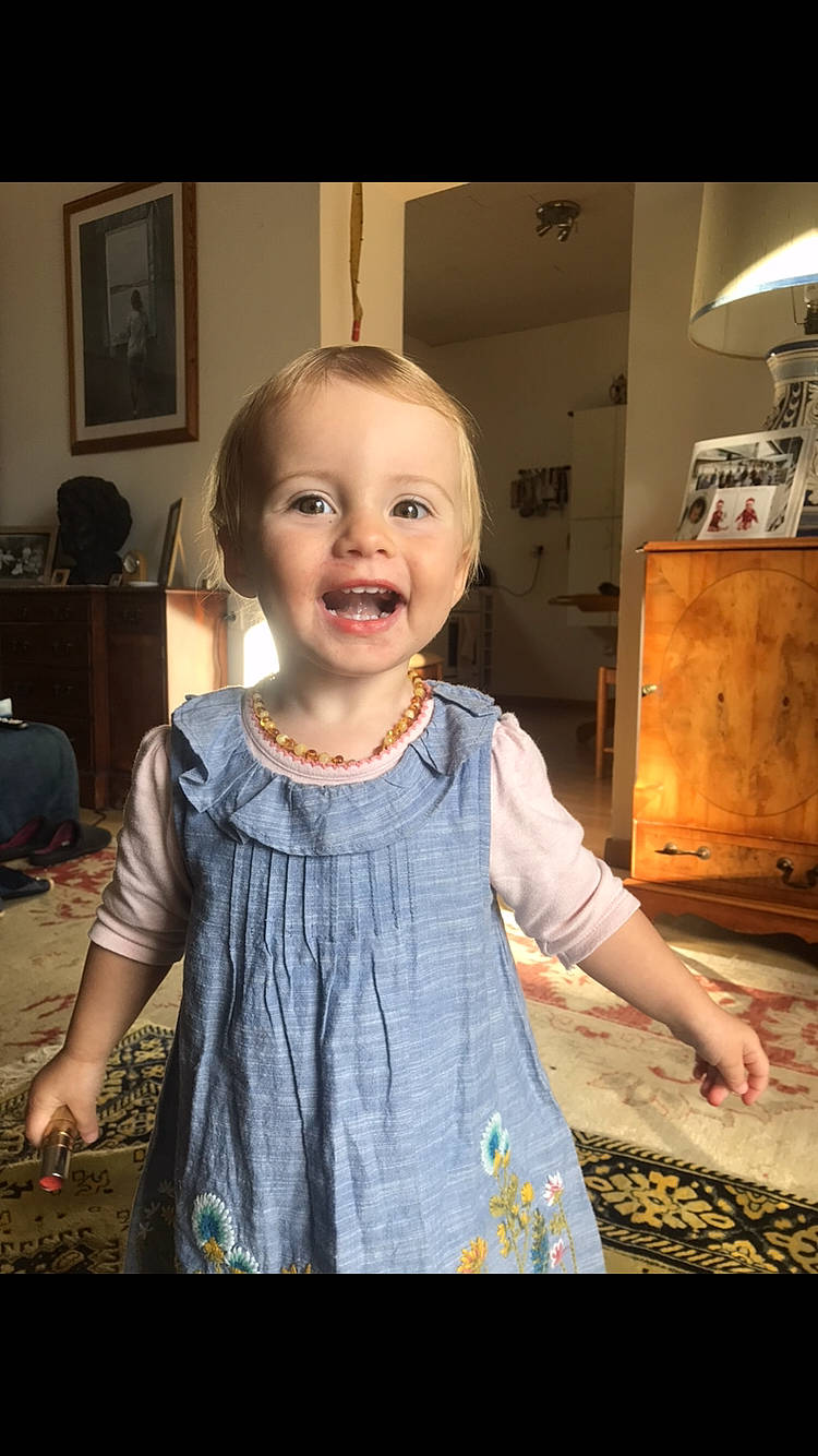 Eliza participe au concours pour gagner de l'argent avec cette photo : cheek, child, child_model, day, eye, face, facial_expression, fun, girl, hair, hairstyle, head, human_hair_color, organ, person, product, sitting, skin, smile, standing