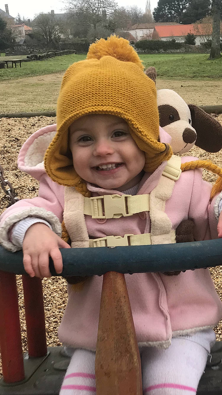 Eliza a rejoint le concours — aidez-le/la à gagner de superbes lots ! child, hat, headgear, headwear, joy, knit_cap, person, smile, toddler