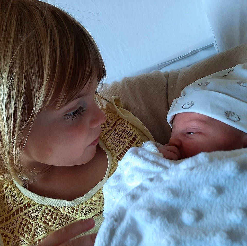 Octavia participe au concours pour gagner de l'argent avec cette photo : arm, baby_sleeping, baby_toddler_clothing, bangs, cheek, chin, comfort, eye, eyebrow, eyelash, happy, human_body, iris, linens, lip, mouth, nose, person, skin, smile