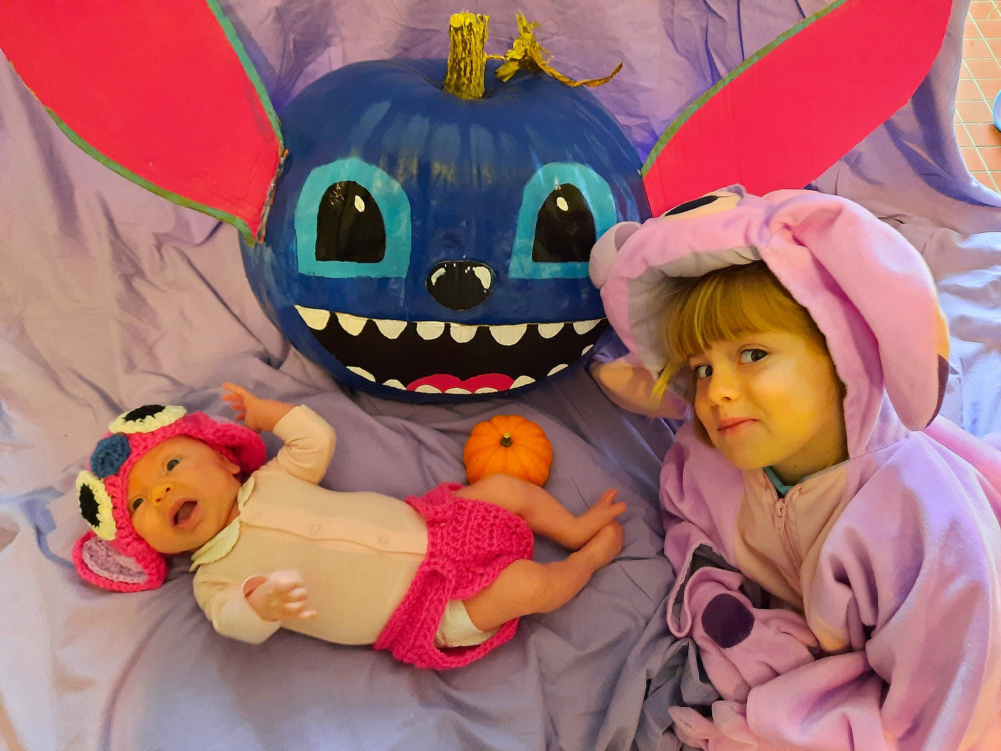 Octavia a rejoint le concours — aidez-le/la à gagner de superbes lots ! art, baby_toys, comfort, facial_expression, fun, happy, hat, headgear, headwear, person, pink, plush, purple, room, smile, snapshot, stuffed_toy, sun_hat, textile, toddler