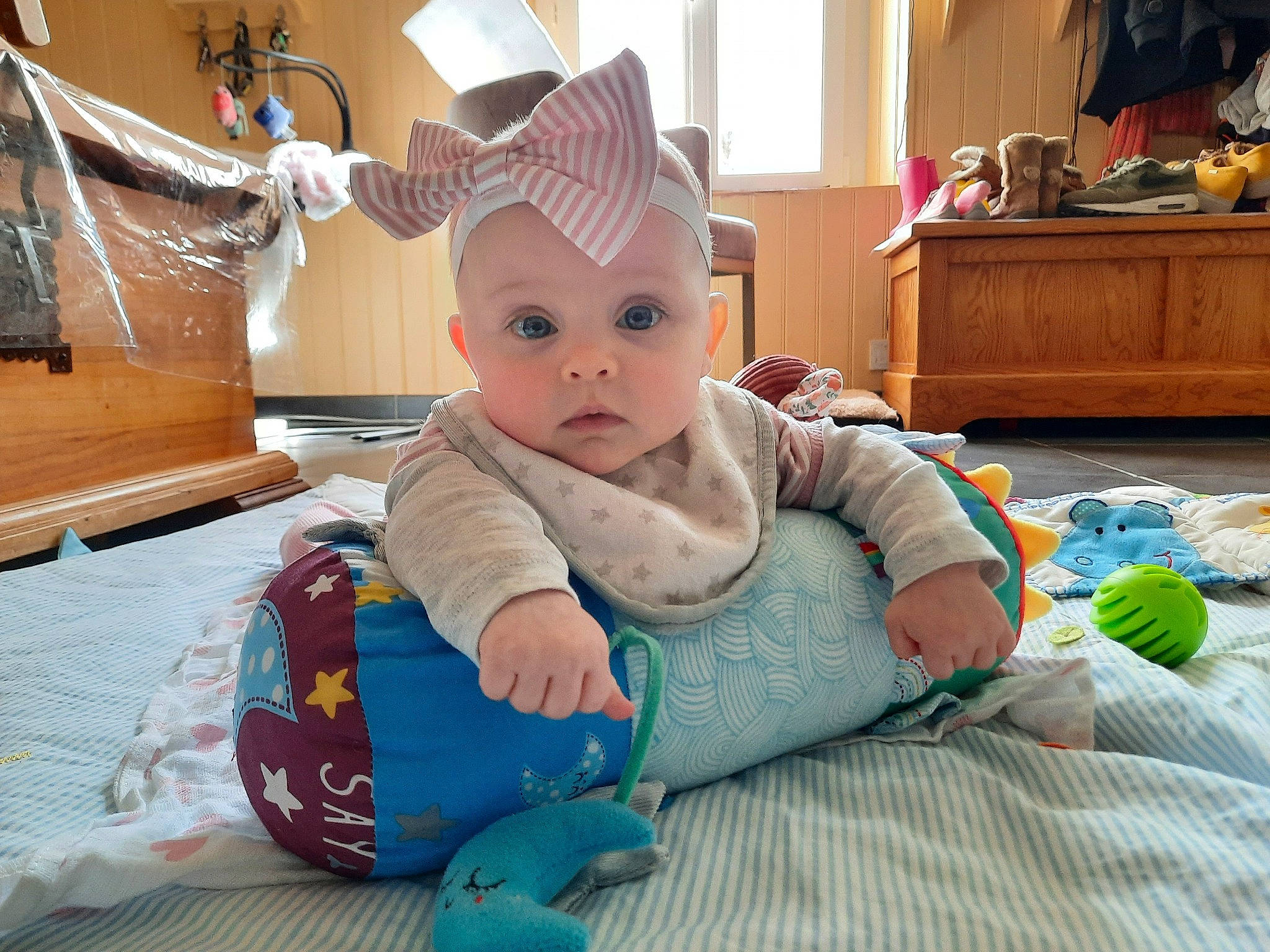 Octavia a rejoint le concours — aidez-le/la à gagner de superbes lots ! baby, baby_toddler_clothing, baby_toys, cabinetry, child, comfort, drawer, eye, floor, flooring, fun, houseplant, linens, person, play, room, sitting, stuffed_toy, surprise, toddler