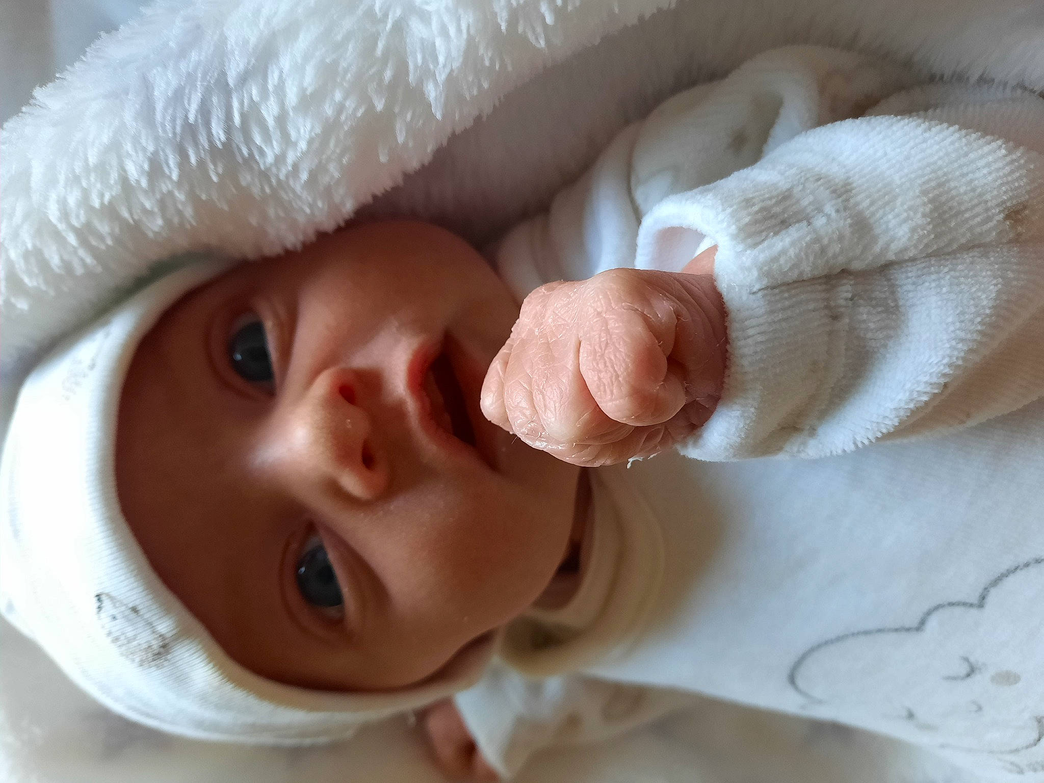 Octavia participe au concours pour gagner de l'argent avec cette photo : baby, baby_toddler_clothing, cheek, child, close_up, comfort, eyelash, finger, gesture, hand, happy, headwear, lip, nose, person, skin, sleeve, textile, thumb, toddler