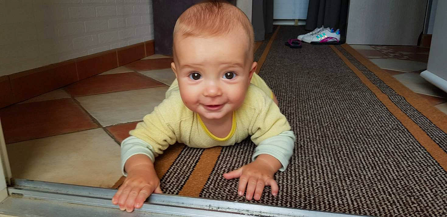 Noëh participe au concours pour gagner de l'argent avec cette photo : baby, baby_products, cheek, child, crawling, face, floor, flooring, head, joy, nose, person, sitting, skin, smile, toddler, tummy_time, wood