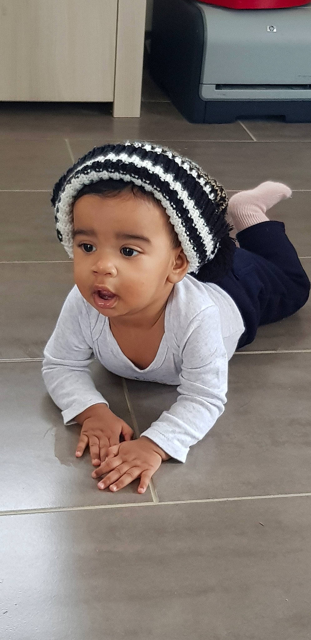 Maëlynn a rejoint le concours — aidez-le/la à gagner de superbes lots ! beanie, boy, cap, child, fashion_accessory, fun, girl, hat, headgear, infant, person, sitting, skin, smile, toddler, white