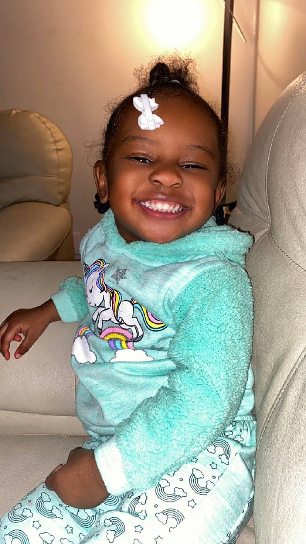 Amya is registered to the contest to win money with this photo: arm, cheek, comfort, eye, face, finger, flash_photography, gesture, happy, head, iris, joint, joy, lip, mouth, nose, organ, person, skin, sleeve