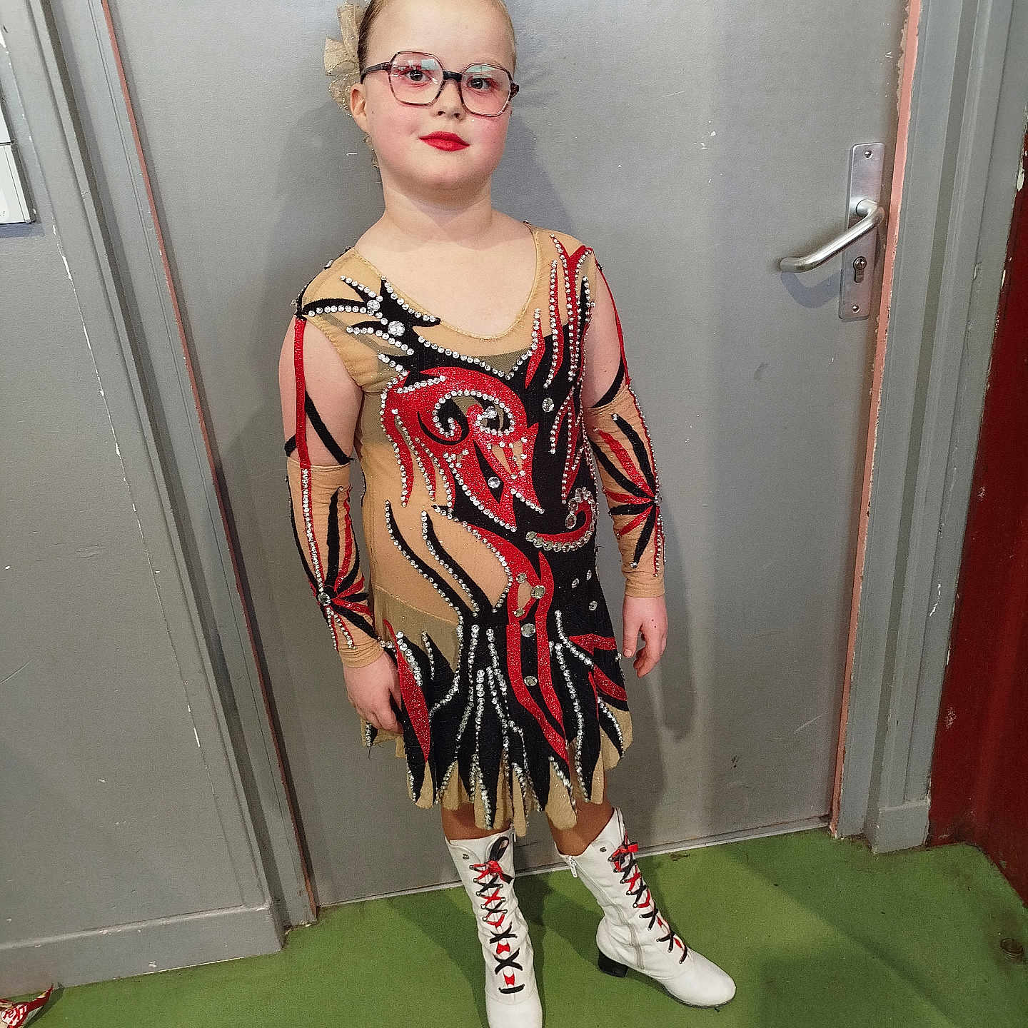 Louane participe au concours pour gagner de l'argent avec cette photo : accessories, adult, blonde, clothing, costume, face, female, footwear, glasses, hair, head, mohawkhairstyle, person, photography, portrait, shoe, skin, sneaker, tattoo, woman