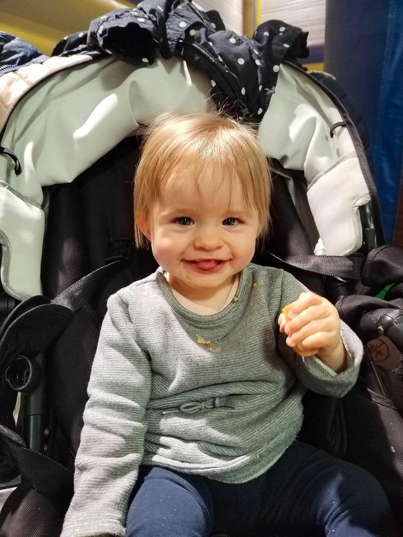 Olivia participe au concours pour gagner de l'argent avec cette photo : auto_part, automotive_design, baby_carriage, baby_products, baby_toddler_clothing, black, chair, child, comfort, fun, hairstyle, happy, human, joy, luxury_vehicle, motor_vehicle, people, person, product, sitting