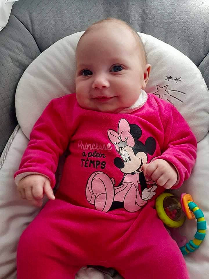 Elsa a rejoint le concours — aidez-le/la à gagner de superbes lots ! baby, baby_toddler_clothing, cheek, comfort, eye, face, facial_expression, finger, happy, head, human, joy, mammal, nose, person, pink, product, skin, sleeve, smile